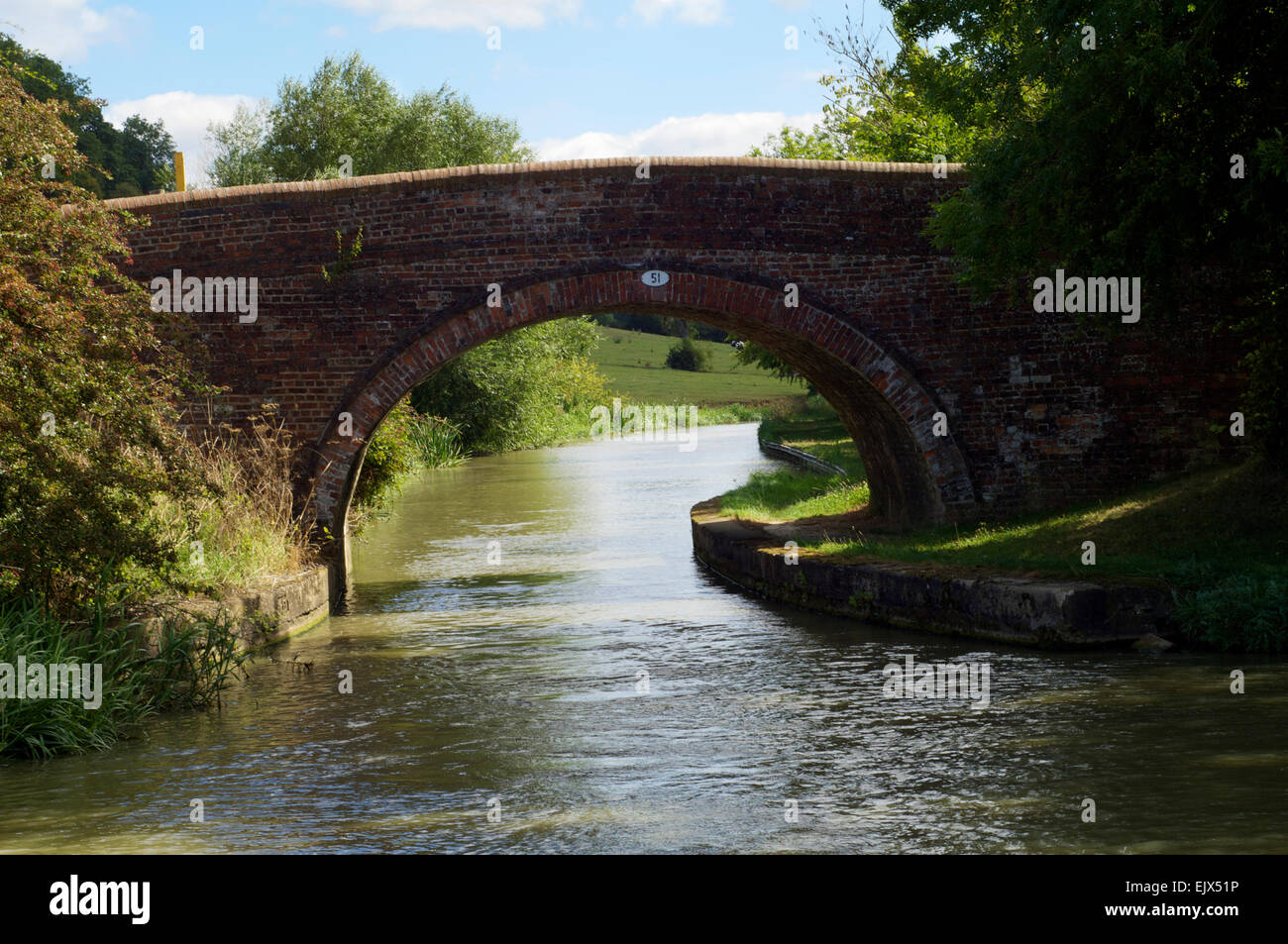 Kanalbrücke im Vereinigten Königreich an einem sonnigen Tag, im Sommer, in der englischen Landschaft. Stockfoto