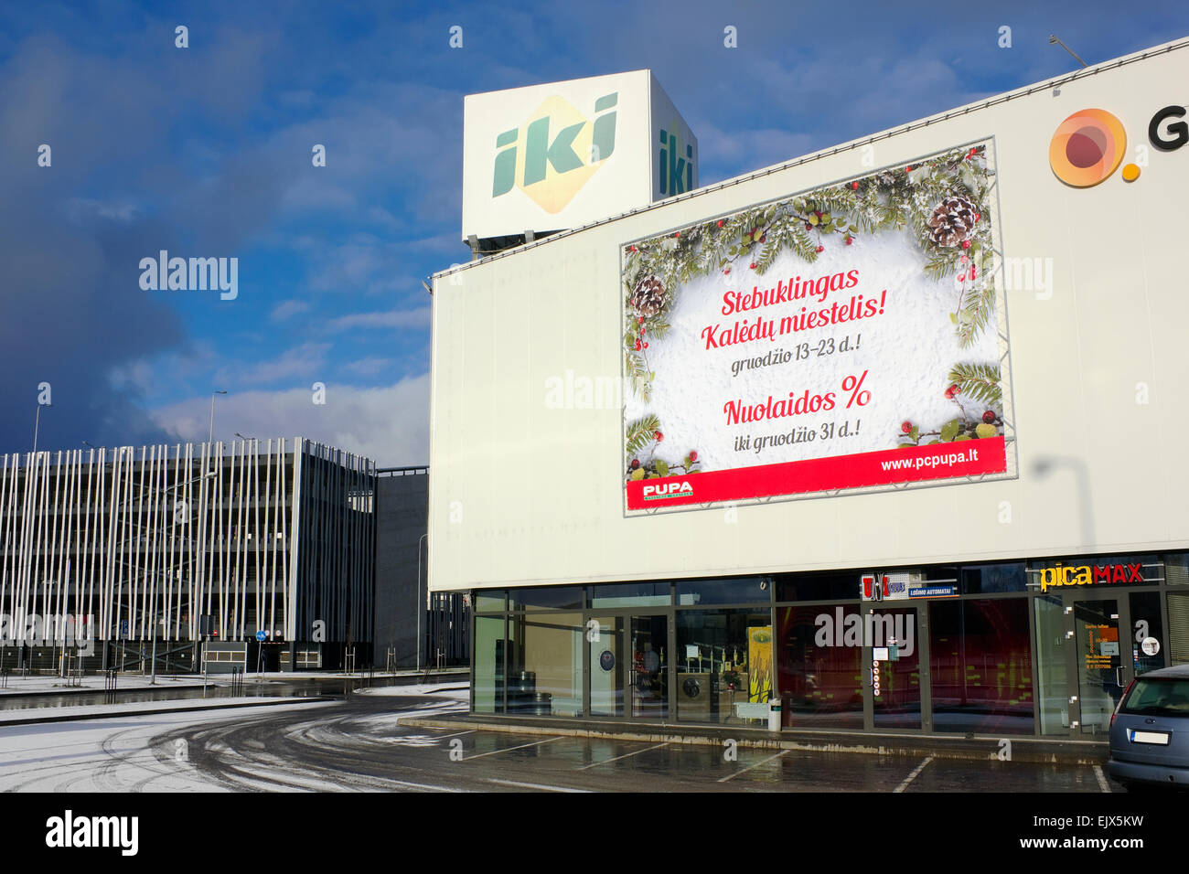 VILNIUS, Litauen - 25. Dezember 2014: Menschenleer Weihnachtsmorgen in der Nähe von Iki-SB-Warenhaus. In einer Distribution network Iki mehr tha Stockfoto