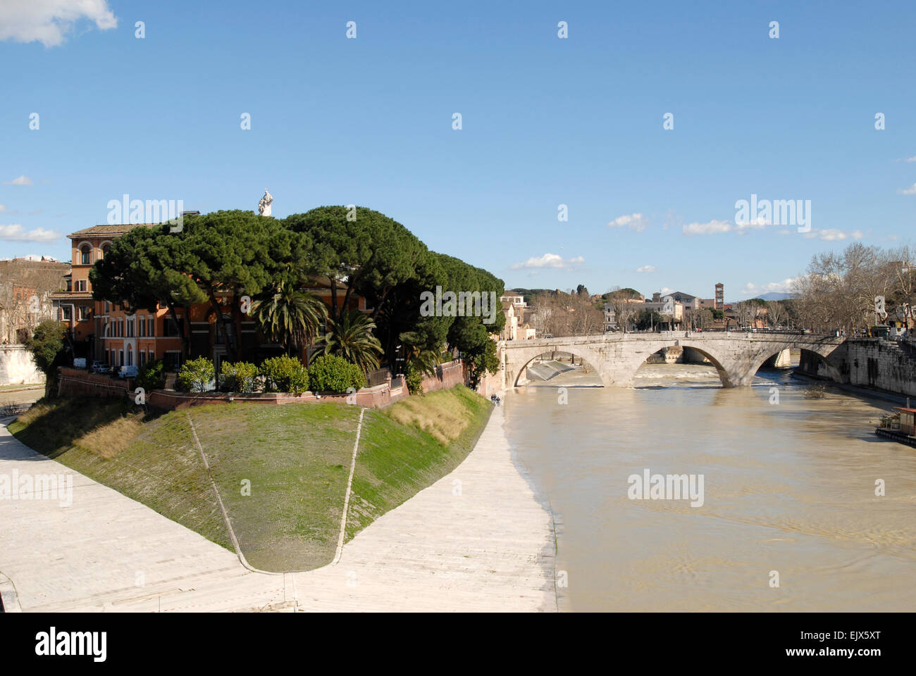 Blick auf die Isola Tiberina in Roma, zeigt die Ponte Cestio. Stockfoto