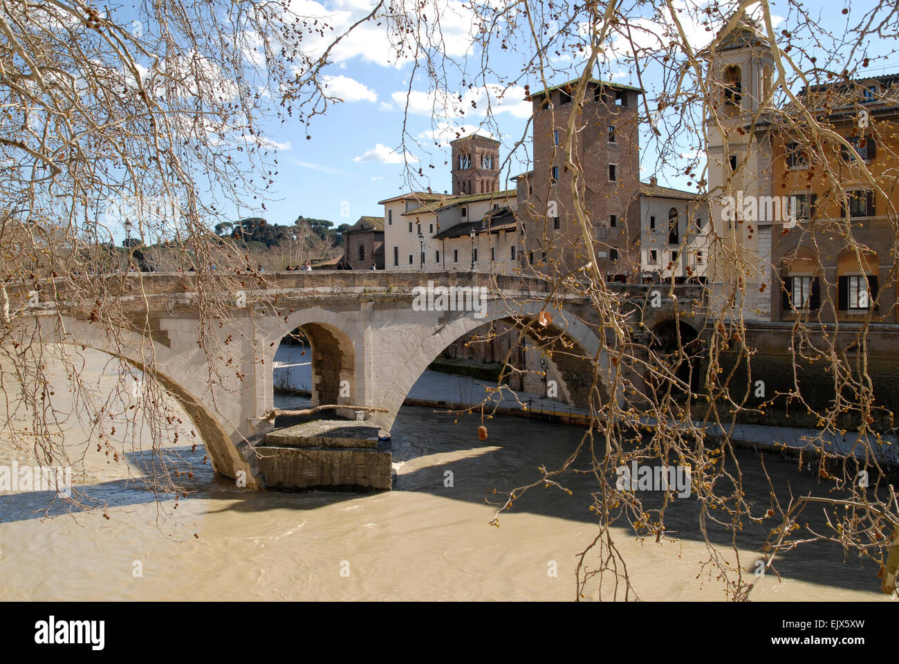 Blick auf den Tiber in Rom zeigt die Ponte Cestio und Isola Tiberina Stockfoto