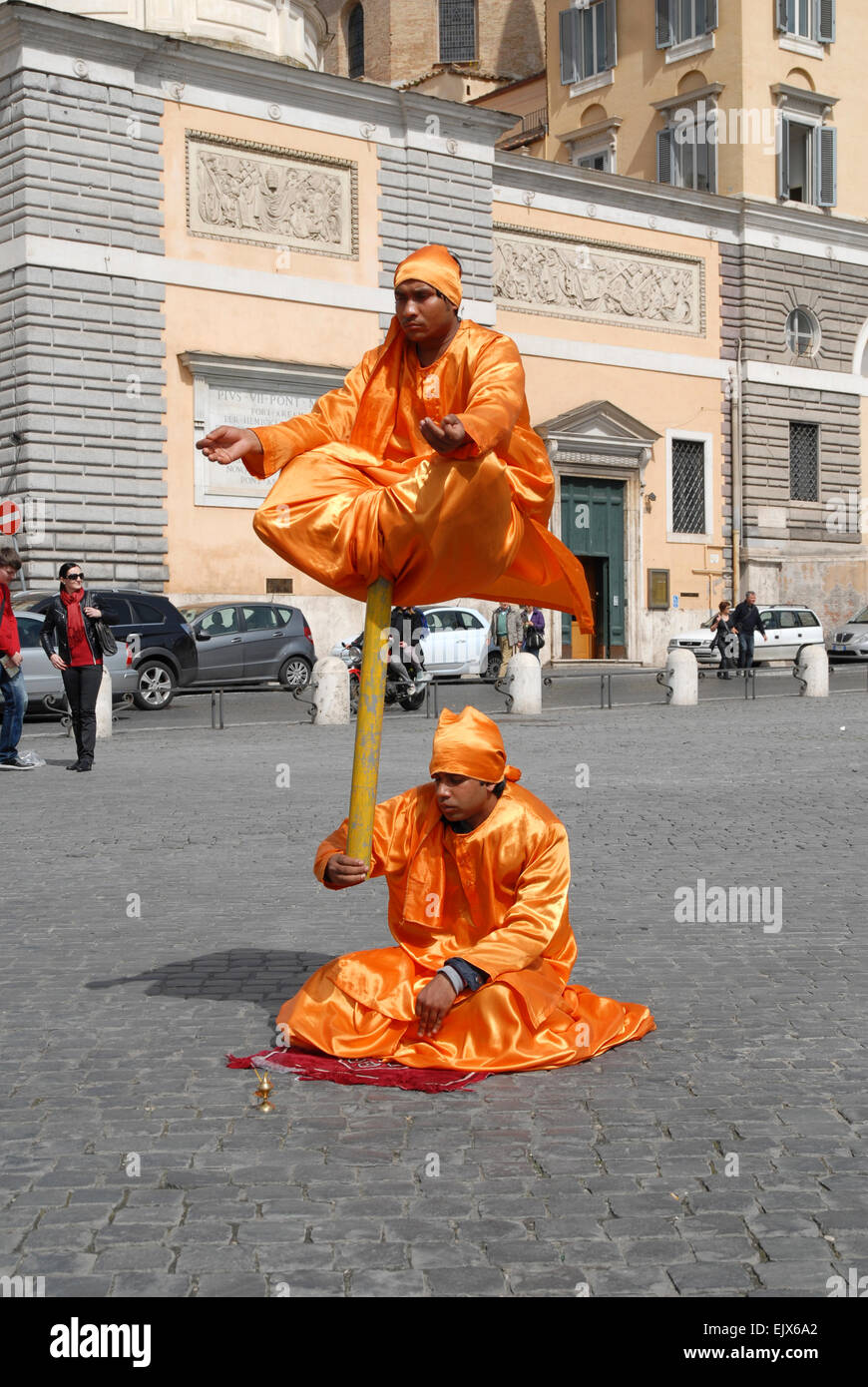 Straßenkünstler in der Piazza del Popolo, Rom, "Floating Mann Illusion" durchführen. Stockfoto