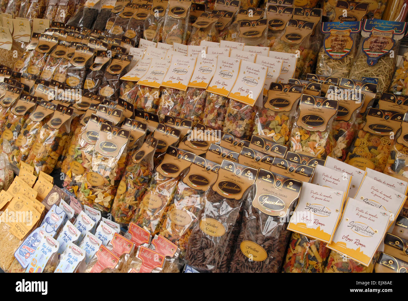 Verschiedene Arten von Nudeln auf einem Stand auf dem Markt am Campo de' Fiore, Rom. Stockfoto