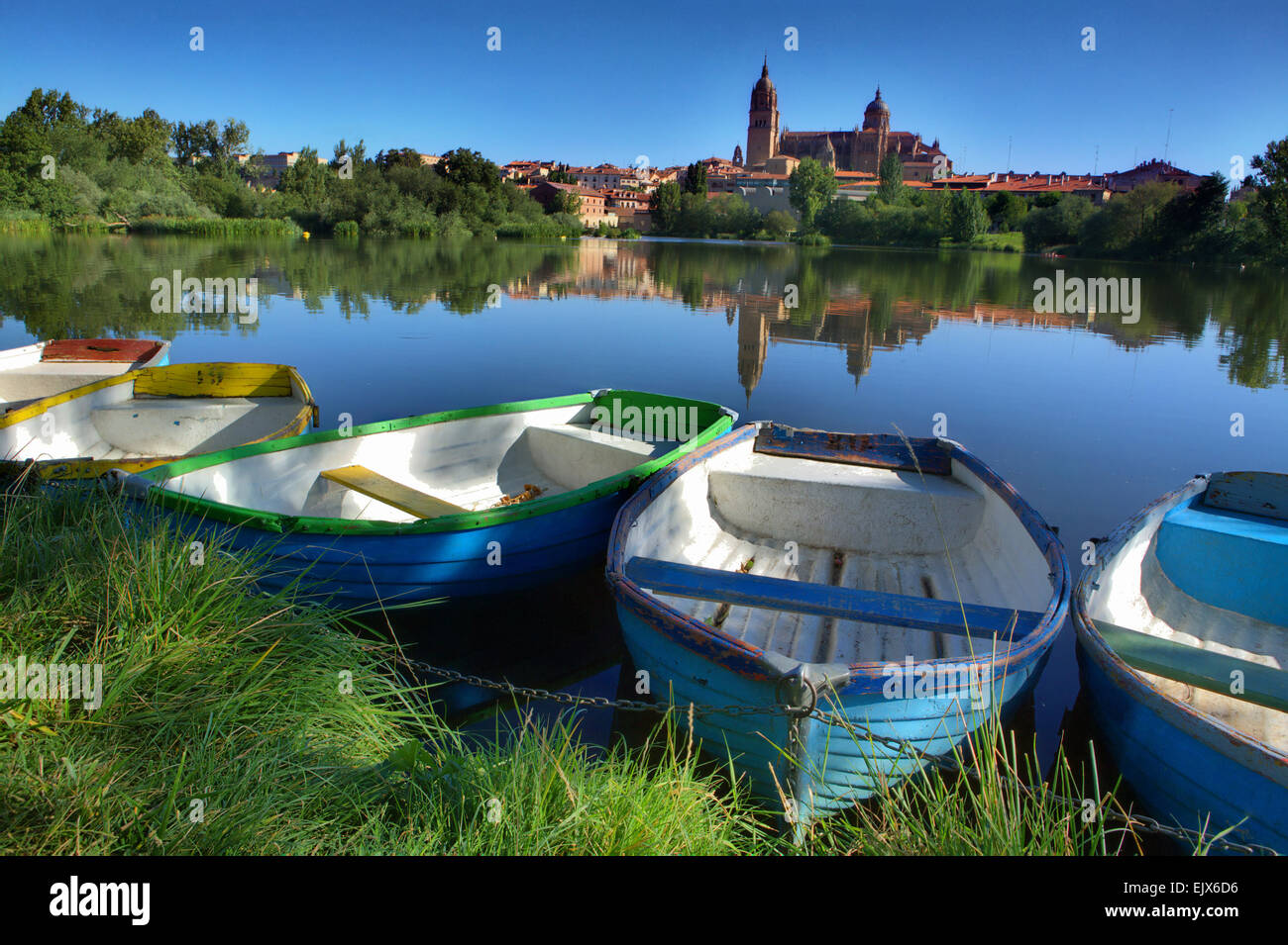 Dock der Rawboats am Fluss Tormes, vor der Kathedrale von Salamanca Salamanca Stockfoto