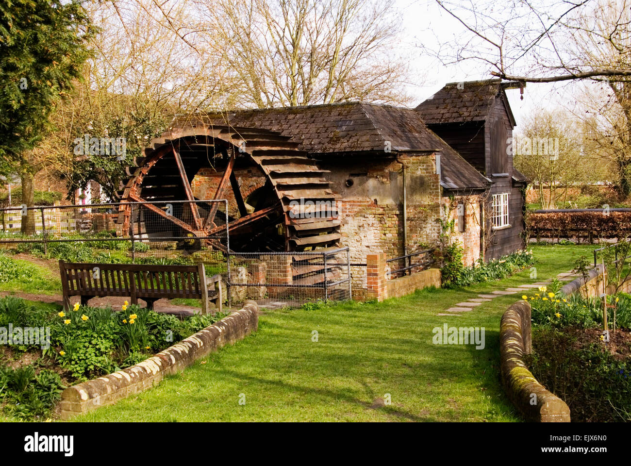 Bucks - übertrieben High Wycombe - Pann Mill (wiederhergestellt) Misbourne Kreide Stream - Wasserrad - alten mellow Mauerwerk - Garten-Szene Stockfoto