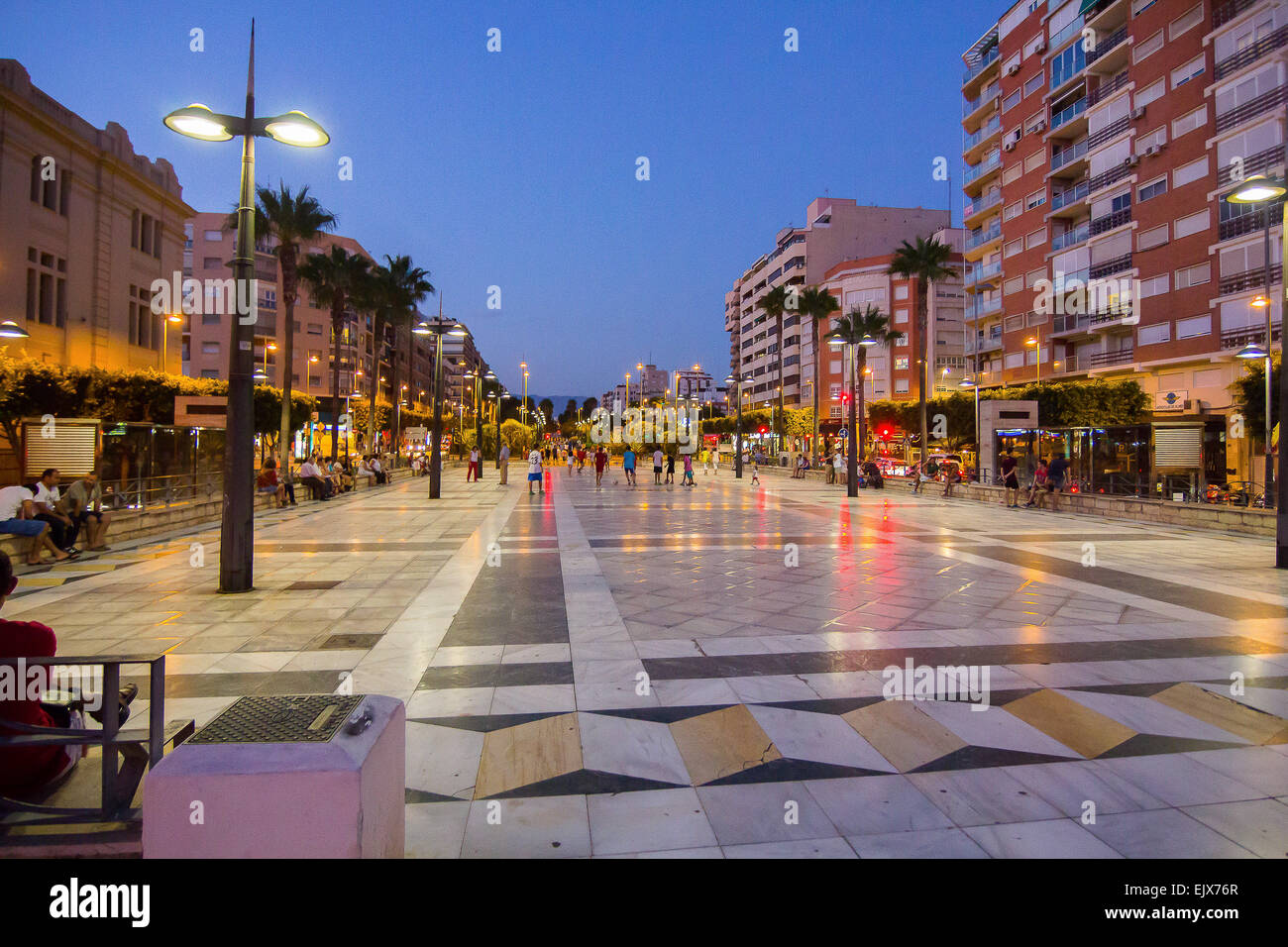 Almeria Spanien 1 September 2014 Menschen Geniessen Den Sommerabend Auf Der Promenade Der Stadt Am 1 September 2014 In Almer Stockfotografie Alamy