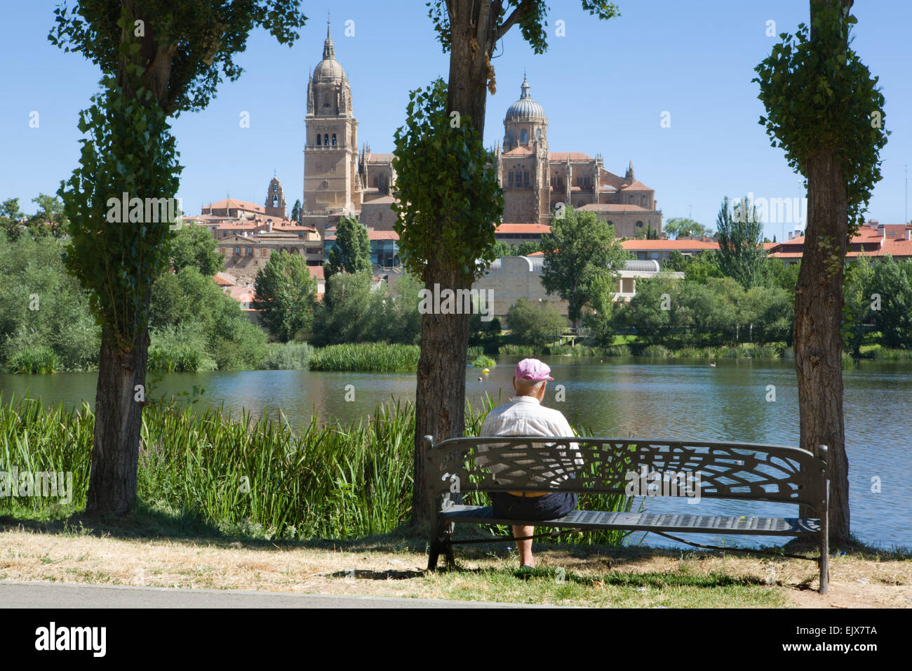 Älteren Mann auf Bank bei Spaziergang am Flussufer, Salamanca Stockfoto