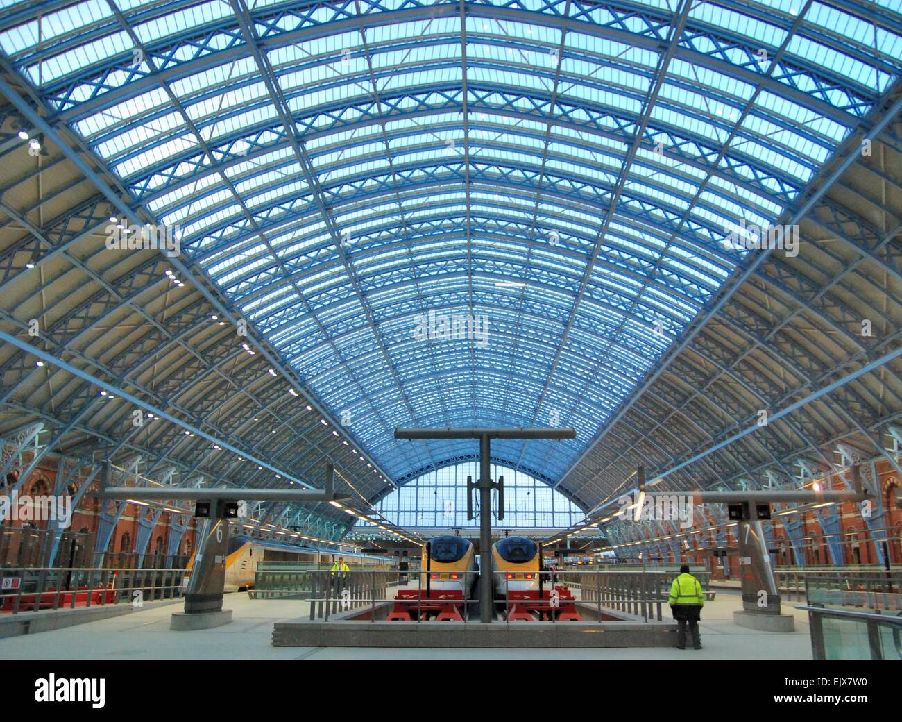 St. Pancras International Bahnhof Endstation mit gewölbtem Glasdach, London, UK Stockfoto