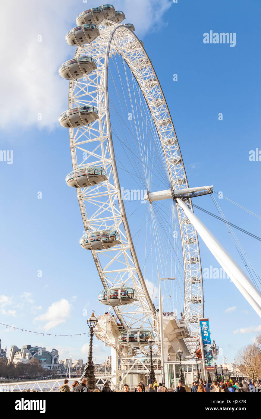 Suchen nach am London Eye (aka das Millennium Wheel) an der Southbank, London, England, Großbritannien Stockfoto