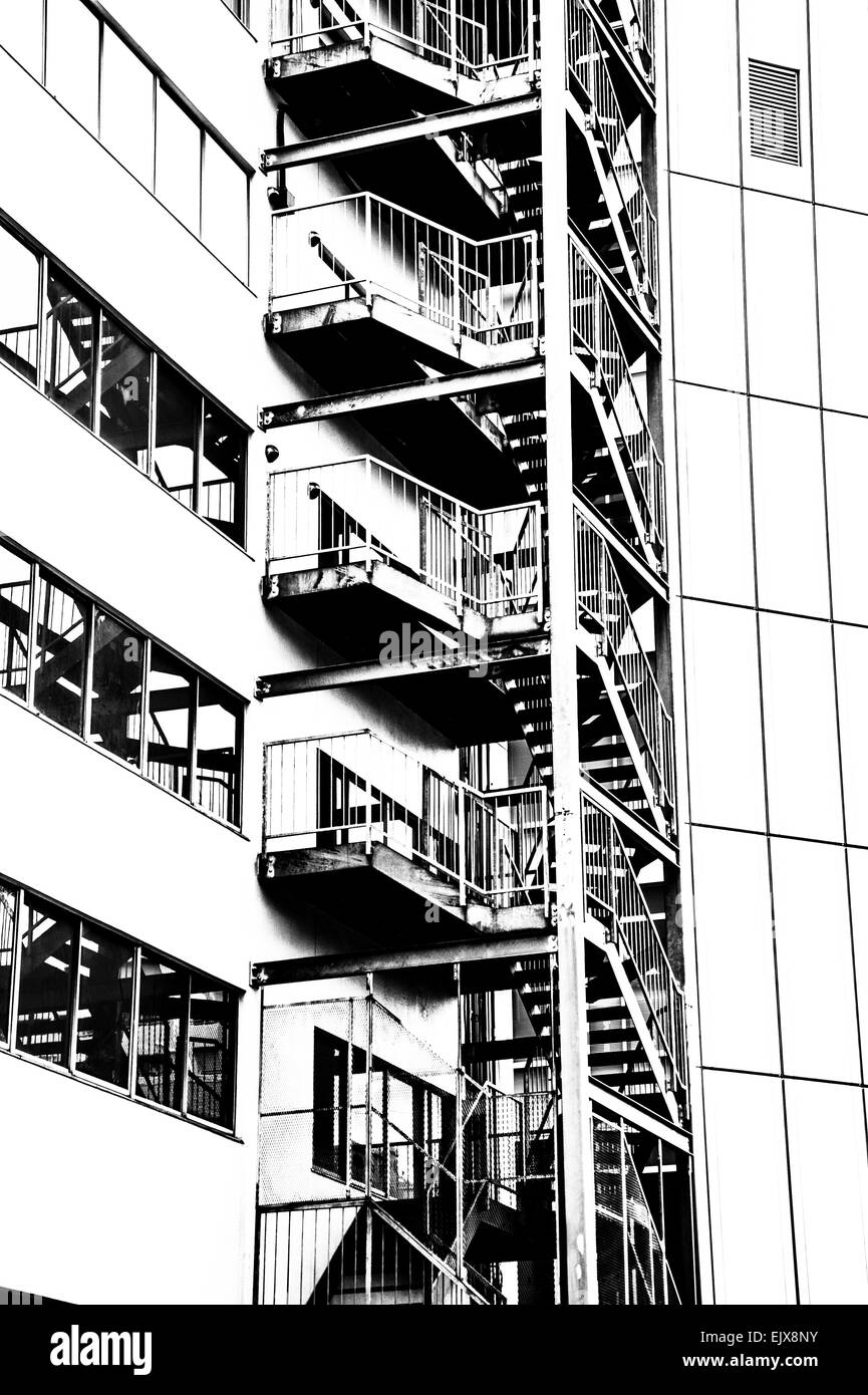 Künstlerische kontrastreiche schwarz-weiß Bild der Nottreppe Stockfoto
