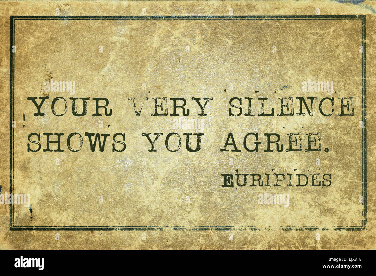 Ihr Schweigen zeigt, dass Sie einverstanden sind, der griechische Philosoph Euripides Zitat auf Grunge Vintage Karton gedruckt- Stockfoto
