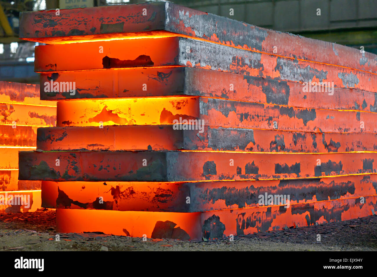 Stapel von Grobblechen innerhalb der Anlage Stockfoto