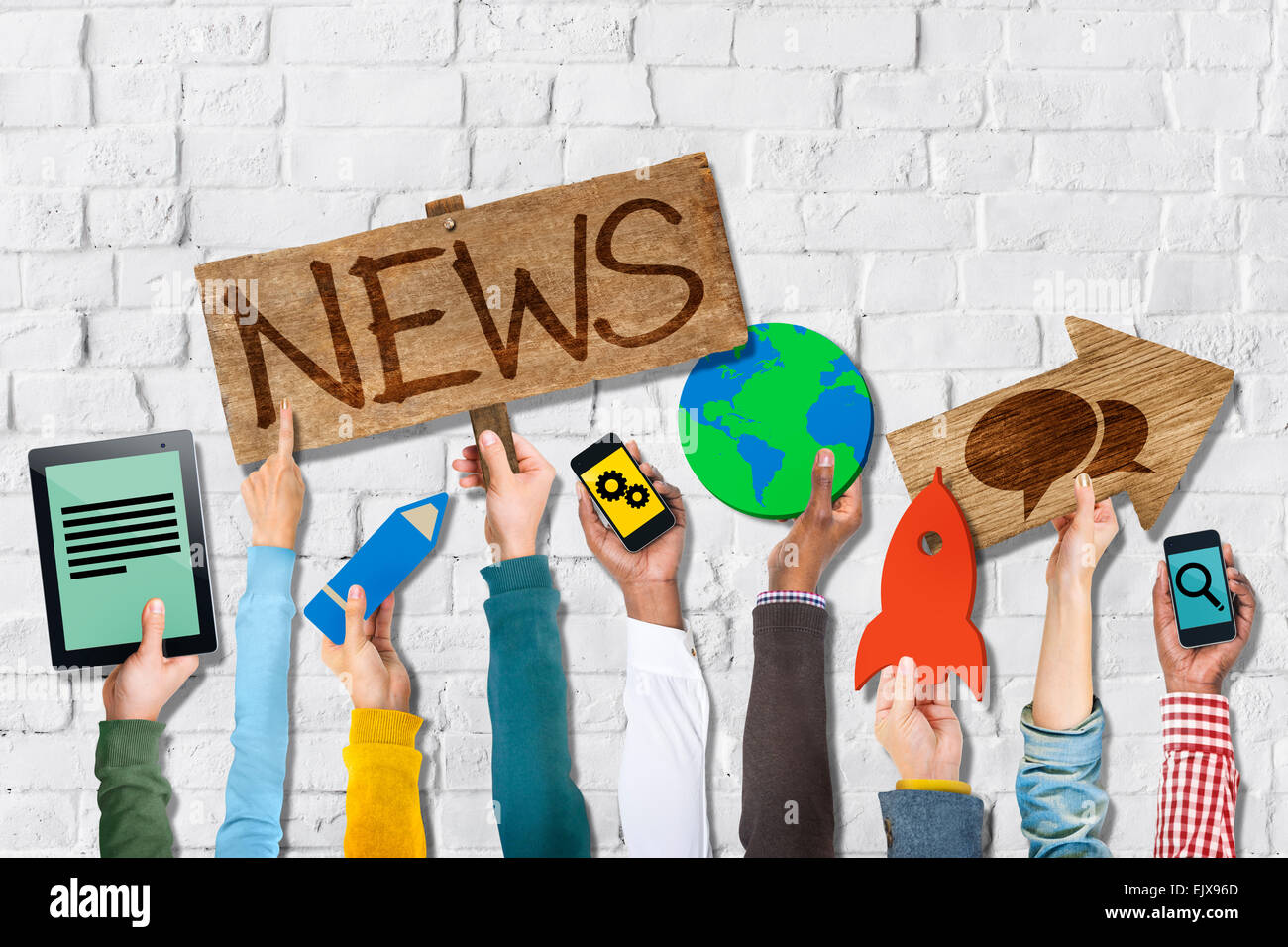 Händen Holding Gruppe von Symbolen mit News-Konzepte Stockfoto
