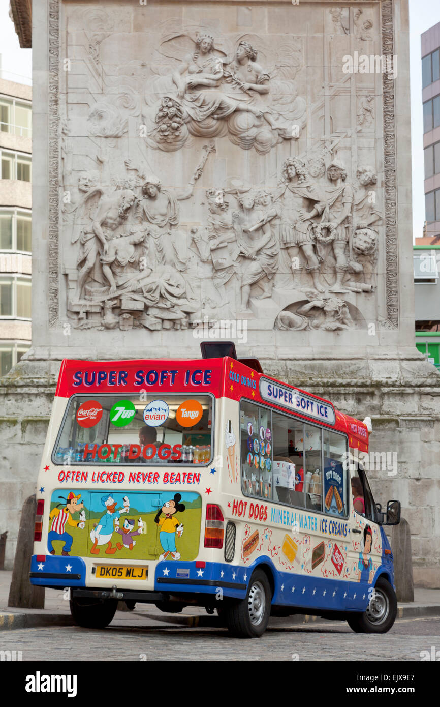 Super Soft-Ice-van am Monument des großen Brandes in London Stockfoto