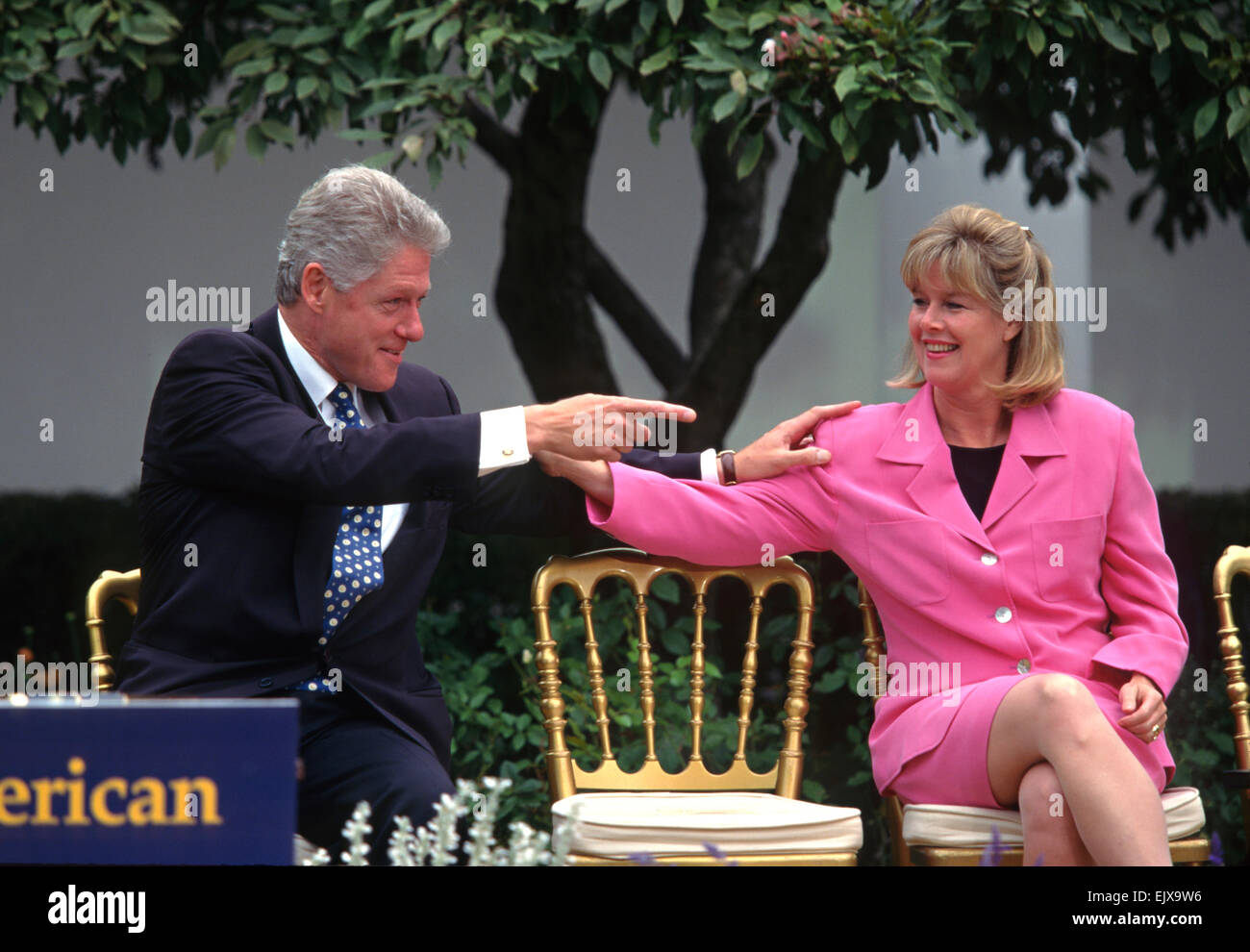 US-Präsident Bill Clinton Witze mit Tipper Gore während einer Veranstaltung im Weißen Haus 22. März 1997 in Washington, DC. Stockfoto