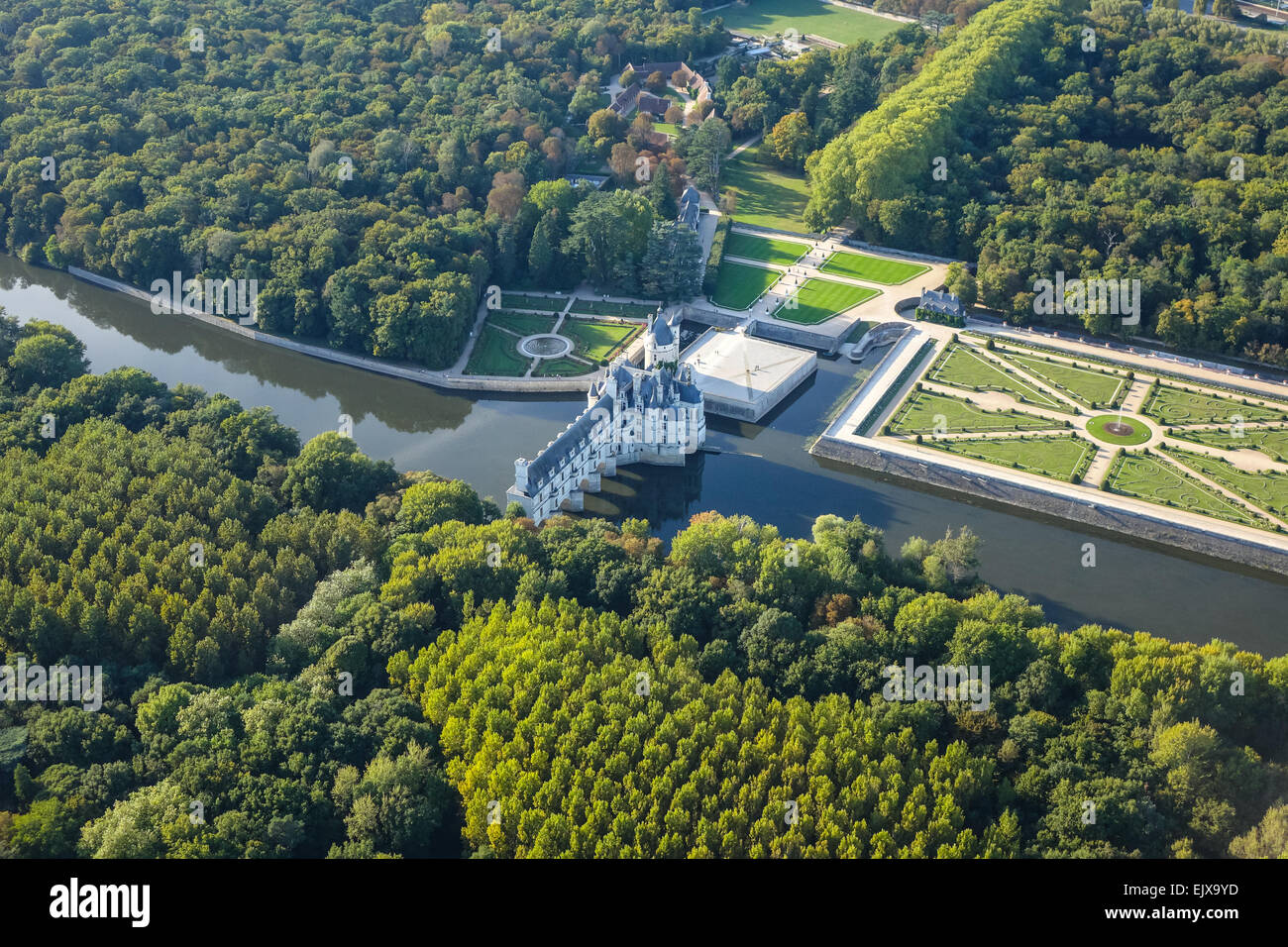 Schloss Chenonceau, Loiretal, Frankreich. Luftaufnahme von einem Ulm Flugzeug zeigt das Schloss und den Fluss Cher. Stockfoto