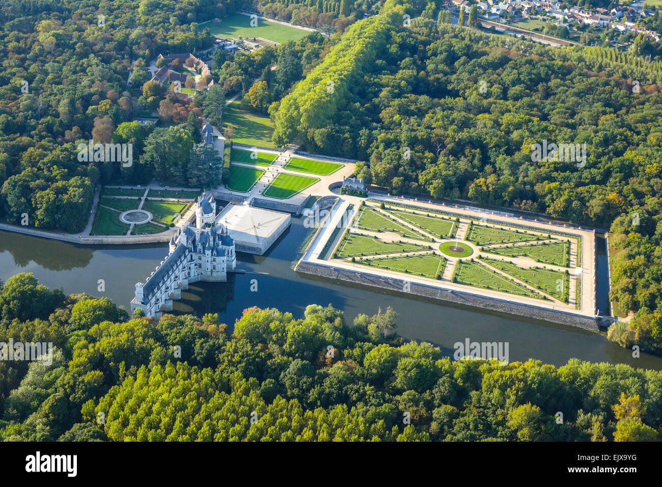 Schloss Chenonceau, Loiretal, Frankreich. Luftaufnahme von einem Ulm Flugzeug zeigt das Schloss und den Fluss Cher. Stockfoto