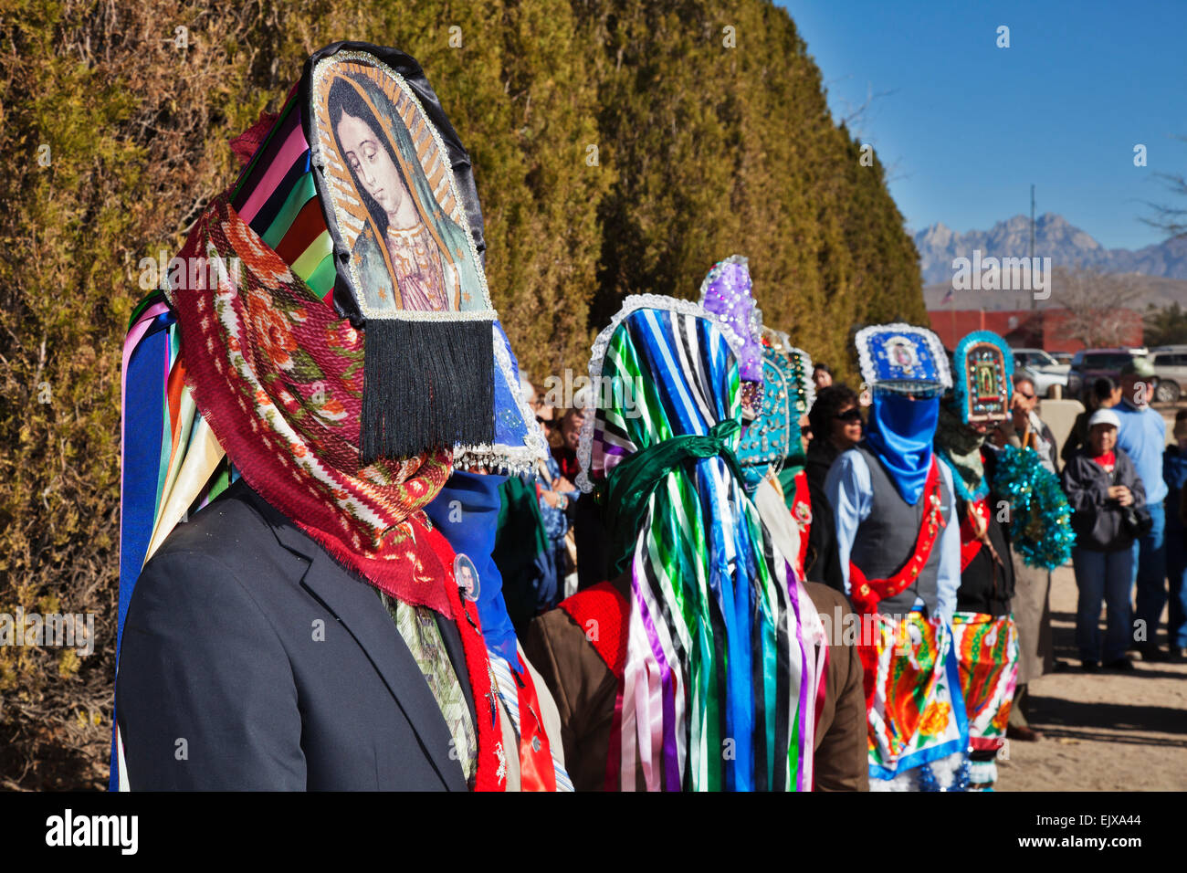 Bunt gekleideten Pilger und Tänzer sind überall während der Feier der Jungfrau von Guadalupe Festtag Stockfoto