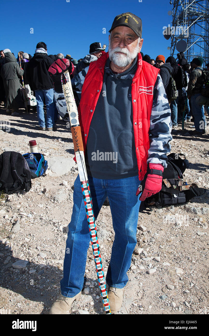 Bunt gekleideten Pilger und Tänzer sind überall während der Feier der Jungfrau von Guadalupe Festtag Stockfoto