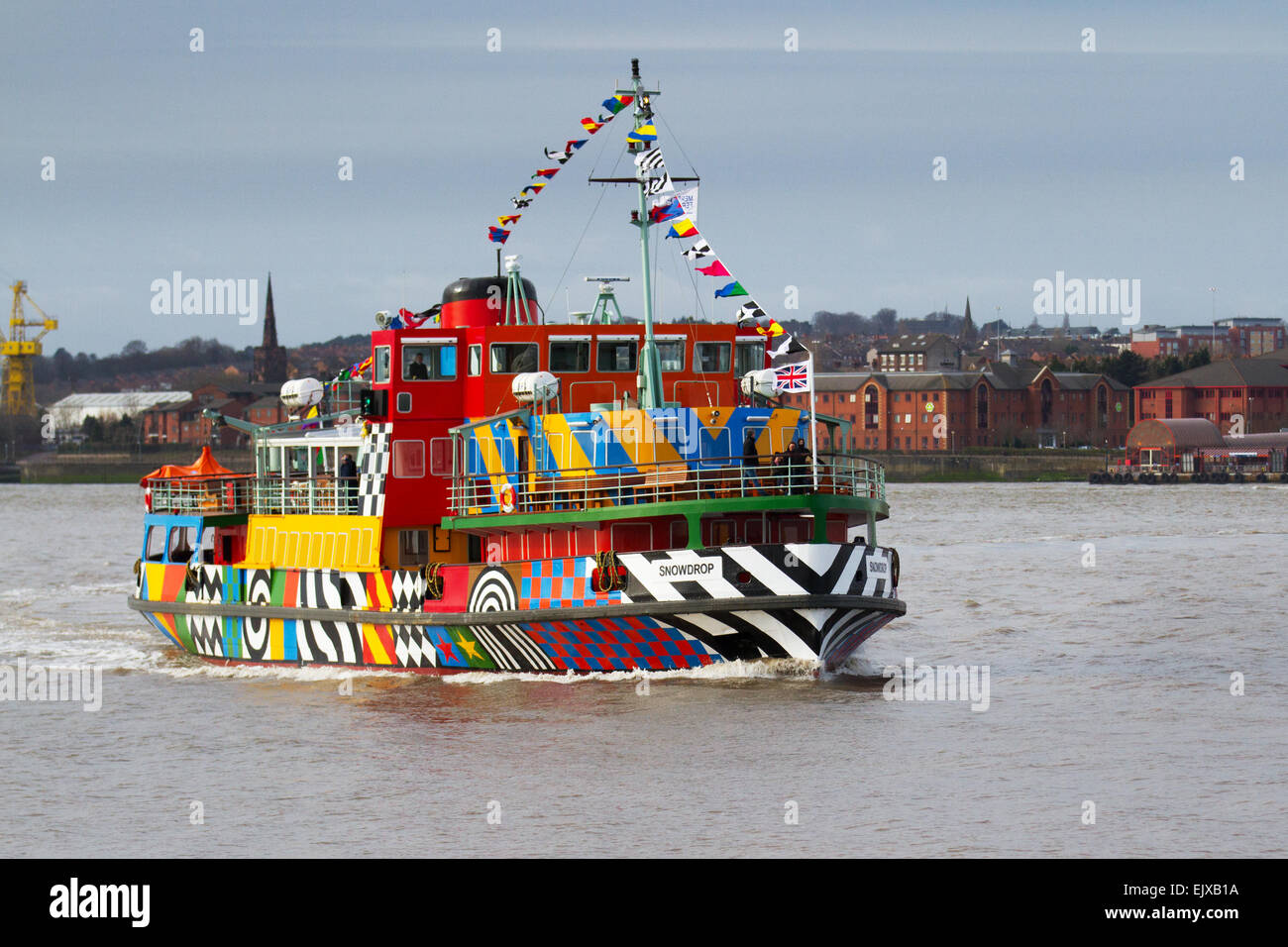 Die erste Segelfahrt der neu angestrichenen Dazzle Mersey Ferry im April 2015, die ein Schiff über den Fluss Mersey betreibt. Das von Sir Peter Blake im Rahmen der gedenkfeiern zum Ersten Weltkrieg geschaffene Gemälde Dazzle Ferry wurde entworfen. River Explorer Cruise an Bord von Snowdrop, dem bunt bemalten Dazzle Ferry Boat. Die Fähre wurde als „sagenhaftes Schiff“ ausgewählt und erhielt eine einzigartige neue Lackierung, die von der Blendle-Tarnung des Ersten Weltkriegs inspiriert wurde Stockfoto