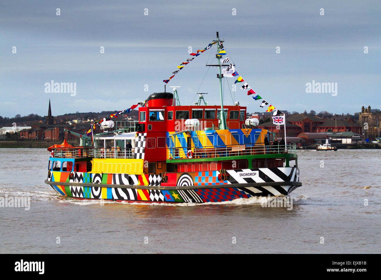 Die erste Segelfahrt der neu angestrichenen Dazzle Mersey Ferry im April 2015, die ein Schiff über den Fluss Mersey betreibt. Das von Sir Peter Blake im Rahmen der gedenkfeiern zum Ersten Weltkrieg geschaffene Gemälde Dazzle Ferry wurde entworfen. River Explorer Cruise an Bord von Snowdrop, dem bunt bemalten Dazzle Ferry Boat. Die Fähre wurde als „sagenhaftes Schiff“ ausgewählt und erhielt eine einzigartige neue Lackierung, die von der Blendle-Tarnung des Ersten Weltkriegs inspiriert wurde Stockfoto