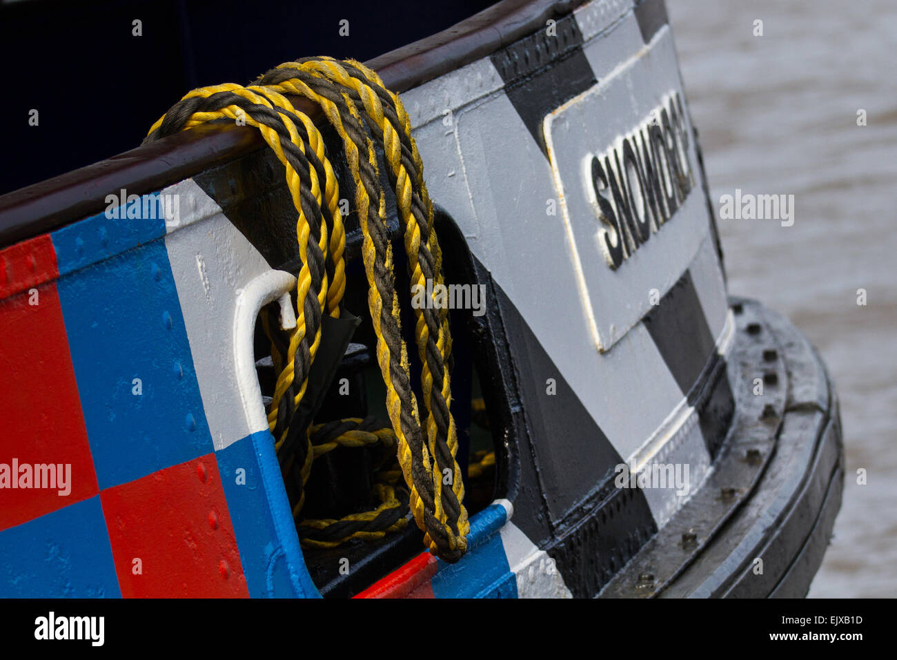 Inaugural segeln von Neu Painted Dazzle Ferry im April, 2015 operierendes Schiff über den Fluss Mersey. Dazzle Ferry gemaltes Design von Sir Peter Blake, als Teil des Ersten Weltkriegs gedenkfeiern. River Explorer Cruise an Bord von MV Snowdrop das hell gestrichene Dazzle Ferry Boat. Die Fähre wurde als "Blendle Ship" ausgewählt und erhielt eine einzigartige neue Lackierung, inspiriert von der Blendle Tarnung des Ersten Weltkriegs Stockfoto