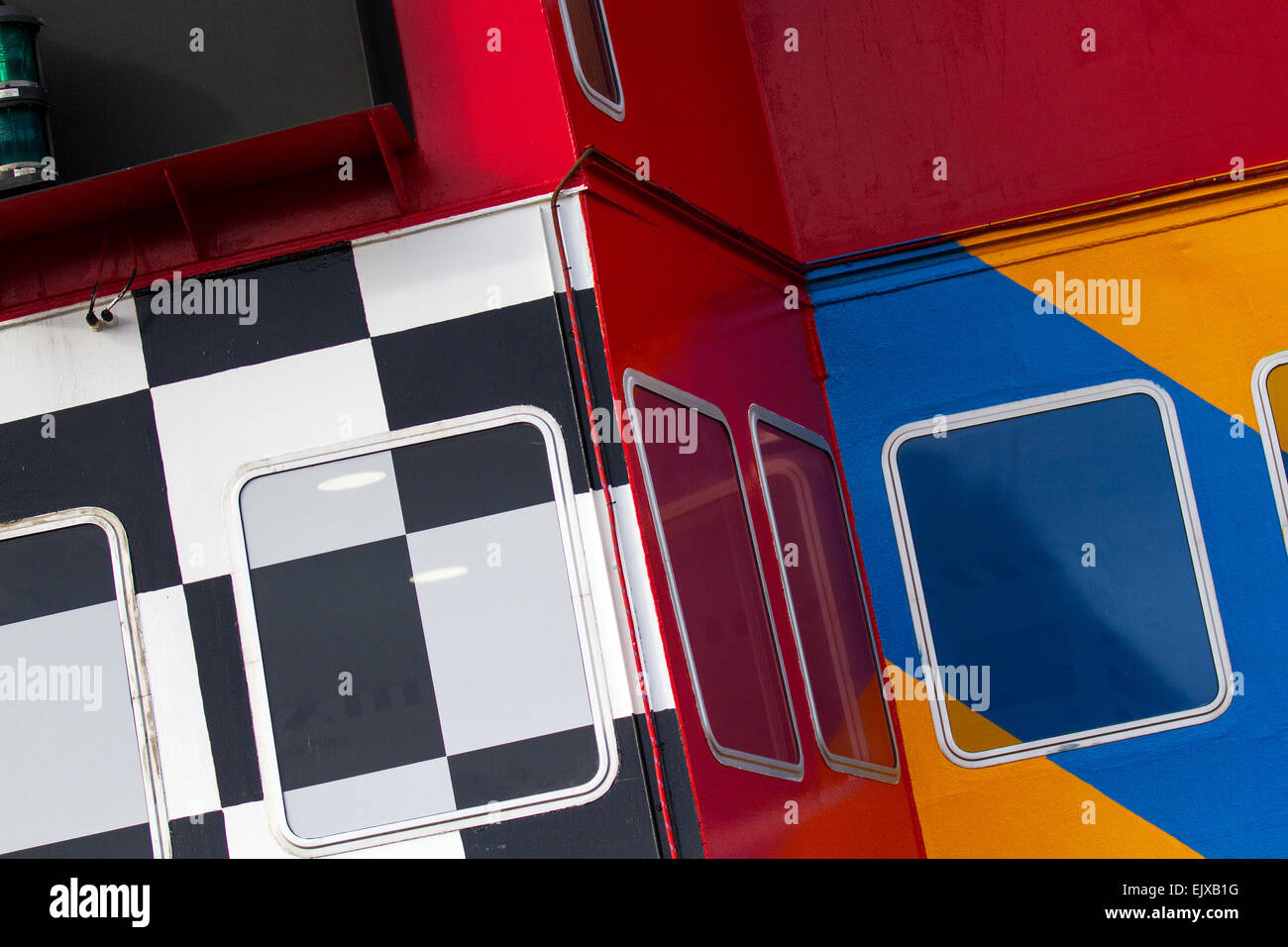 Inaugural segeln von Neu Painted Dazzle Ferry im April, 2015 operierendes Schiff über den Fluss Mersey. Dazzle Ferry gemaltes Design von Sir Peter Blake, als Teil des Ersten Weltkriegs gedenkfeiern. Flussexplorer Kreuzfahrt an Bord Snowdrop das hell gestrichene Dazzle Ferry Boot. Die Fähre wurde als "Blendle Ship" ausgewählt und erhielt eine einzigartige neue Lackierung, inspiriert von der Blendle Tarnung des Ersten Weltkriegs Stockfoto