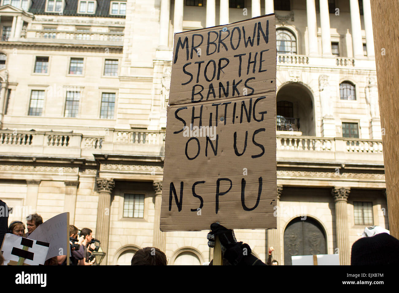 Ein typisches Banner auf der 2009 G20 protest außerhalb der Bank of England, die schließlich wurden heftiger und führte ein Todesfall. Stockfoto