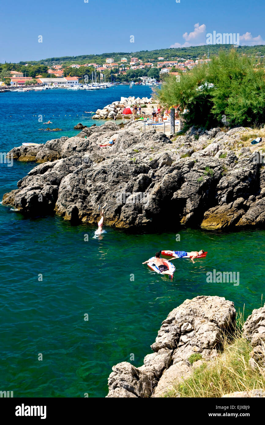 Baden in der Bucht in der Nähe der Stadt Krk in Kroatien Stockfoto