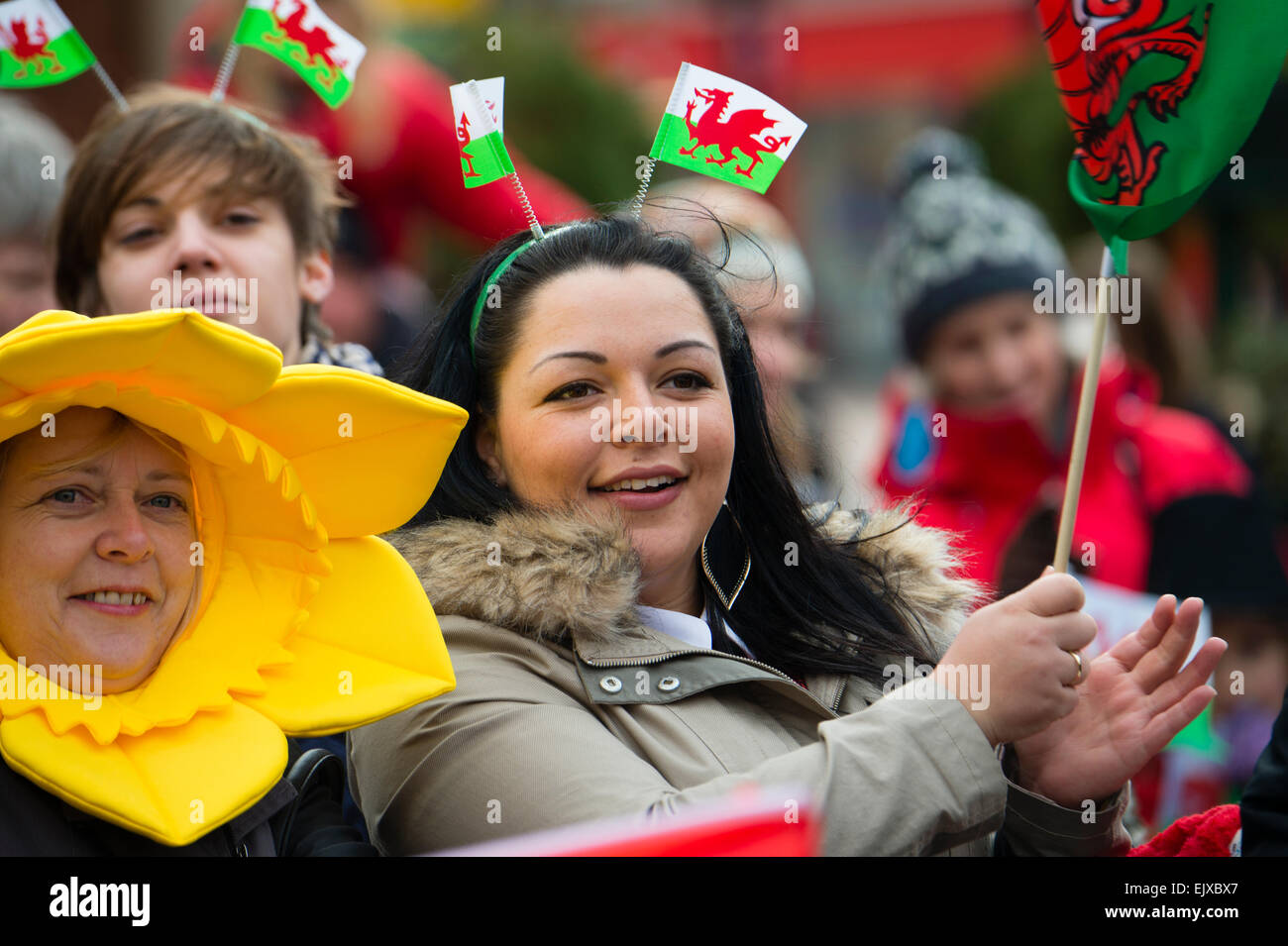 Glückliche lächelnde Menschen tragen und wehende rote Drachen walisische Nationalflaggen Flaggen, die Teilnahme an der St Davids Day Parade und feiern, Wrexham, 1. März 2015 Stockfoto Glückliche lächelnde Menschen tragen und wehende rote Drachen walisische Nationalflaggen Flaggen, die Teilnahme an der St Davids Day Parade und feiern, Wrexham, 1. März 2015 Stockfoto