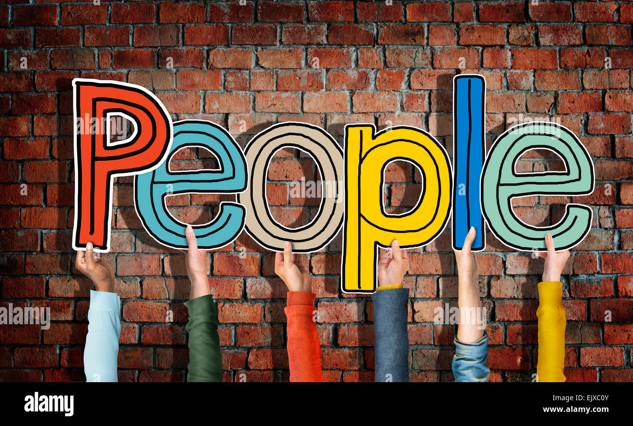 Multiethnische Gruppe von Hände halten Wort Menschen Stockfoto
