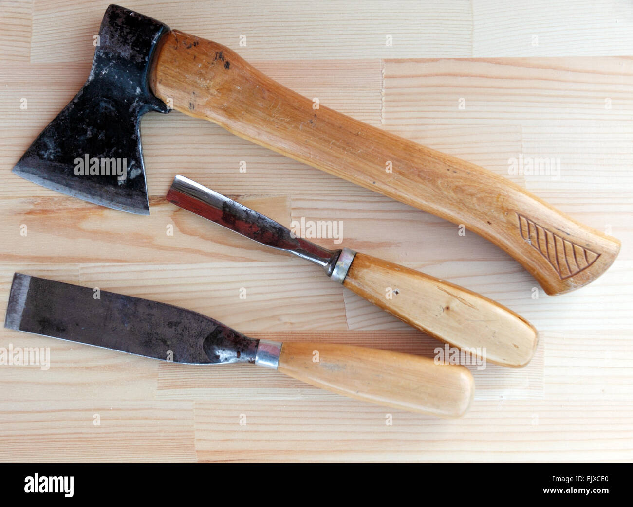 Tischlerwerkzeuge Axt und Meißel für die Holzbearbeitung Stockfoto