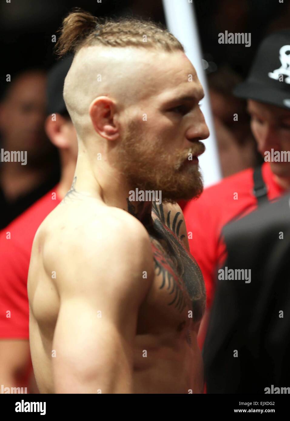 Conor McGregor erzielte einen 1. Runde TKO gegen Dustin Poirier bei UFC 178 in der MGM Grand, bei dem eine erstaunliche 10 % der Tickets gekauft wurden von irischen Fans, die die Veranstaltung übernahm und der Ire Sieg spät in die Nacht gefeiert, mit: Conor McGregor Wher Stockfoto