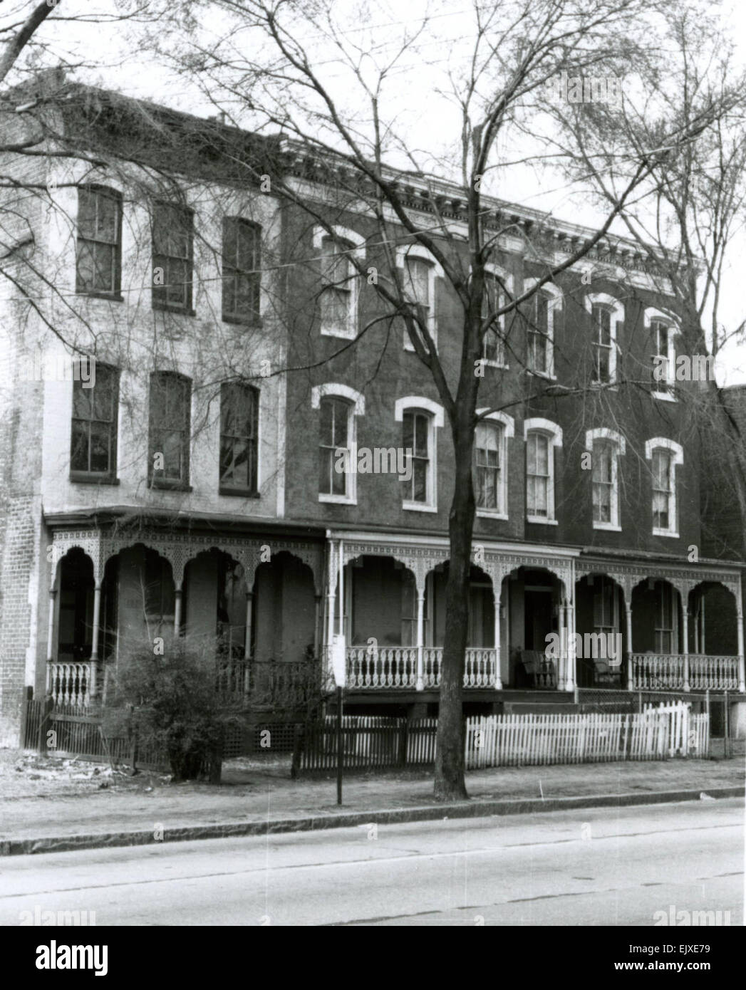 Richmonds Viertel Jackson Ward, historisch bedeutsam für seine afroamerikanische Kultur, war Anfang des 20. Jahrhunderts ein Zentrum des Handels und der Unterhaltung. Es war die Heimat des berühmten Hippodrome Theaters, in dem Darbietungen von Ikonen wie Ella Fitzgerald, Duke Ellington und Bill 'Bojangles' Robinson aufgeführt wurden. In der Gegend gab es auch wichtige afroamerikanische Kirchen, wie die Sixth Mount Zion Baptist Church. Stockfoto