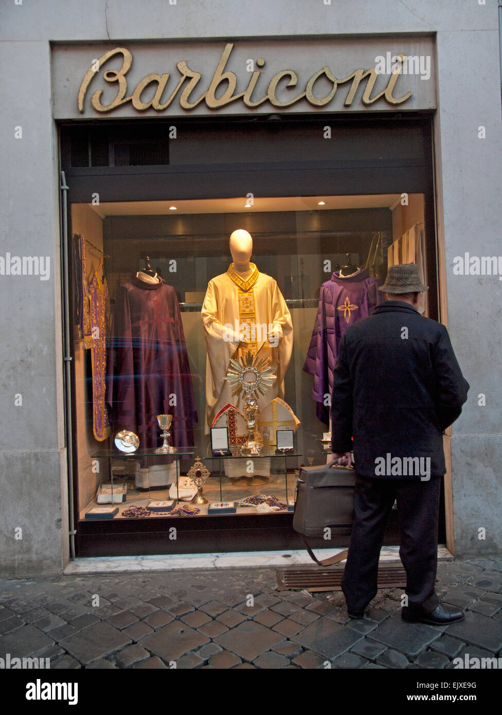 Ein Geschäft in Rom, die Kleidung an die Priester verkauft Stockfoto