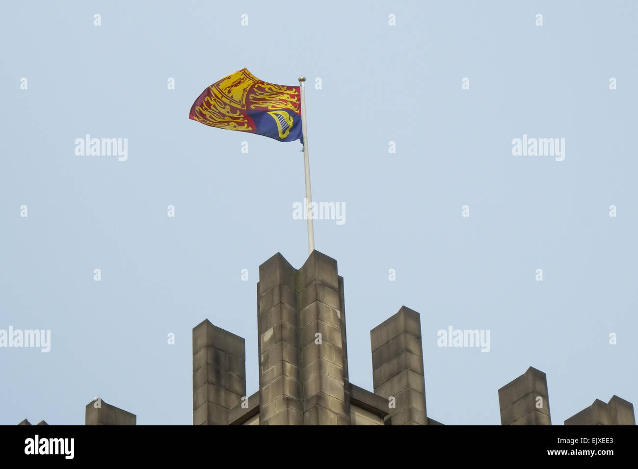 Sheffield, UK. 2. April 2015. Die Royal Standard wird über dem Dom ausgelöst. Ihre Majestät die Königin besucht Sheffield Cathedral zum ersten Mal für die traditionellen Gründonnerstag wo sie 89 Pence 178 Männer und Frauen geben. Bildnachweis: Matthew Chattle/Alamy Live-Nachrichten Stockfoto