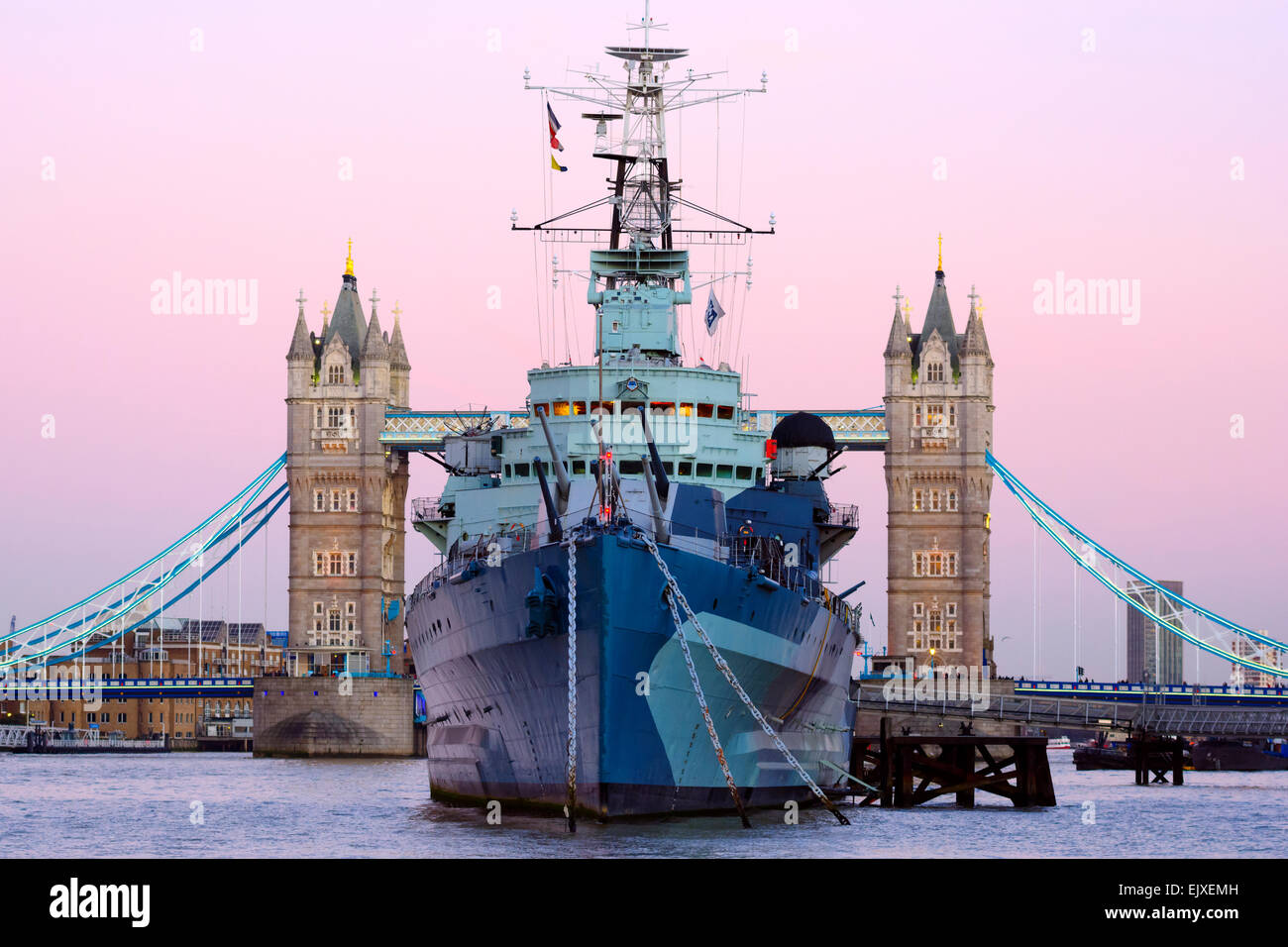 HMS Belfast und Tower bridge, London, Vereinigtes Königreich. Stockfoto