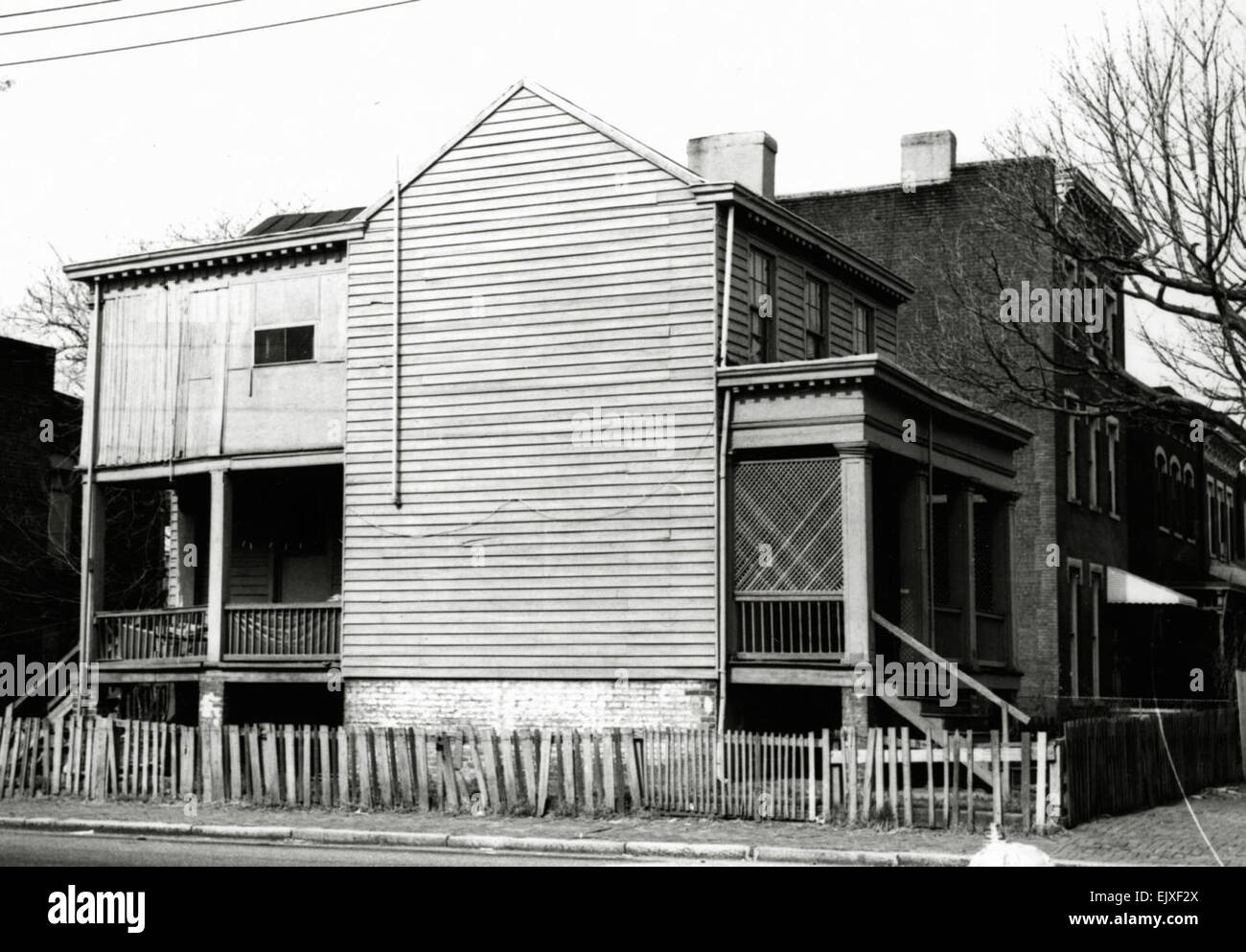 Richmonds Viertel Jackson Ward, 401 West Marshall Street gelegen, war Anfang des 20. Jahrhunderts ein lebendiges Zentrum für afroamerikanische Kultur. Es war bekannt für seine blühende Unterhaltungsszene, hervorgehoben durch das Hippodrome Theater, und seine bedeutende Rolle in der afroamerikanischen Geschichte. Stockfoto