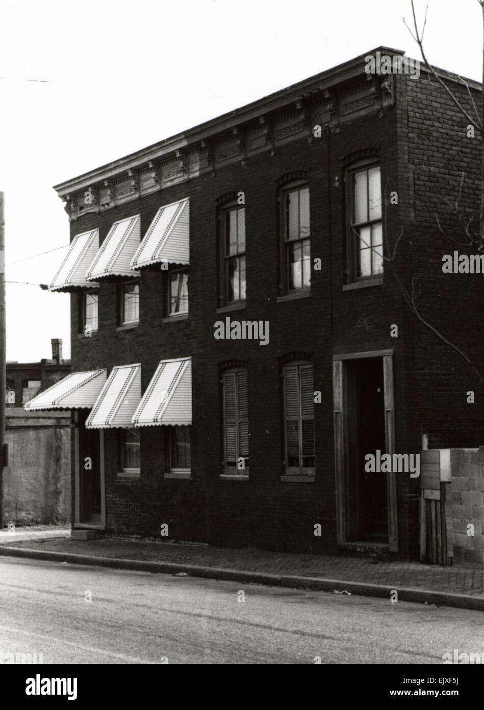 Die Gebäude an der 505-507 North Monroe Street befinden sich in Richmonds historischem Viertel Jackson Ward, einem wichtigen Ort für afroamerikanische Kultur und Geschichte. Einst Heimat befreiter Sklaven, blühte diese Gegend während der Wiederaufbau-Ära und wurde bekannt für ihre lebhafte Unterhaltungsszene und ihre Rolle in der afroamerikanischen Gemeinschaft. Stockfoto