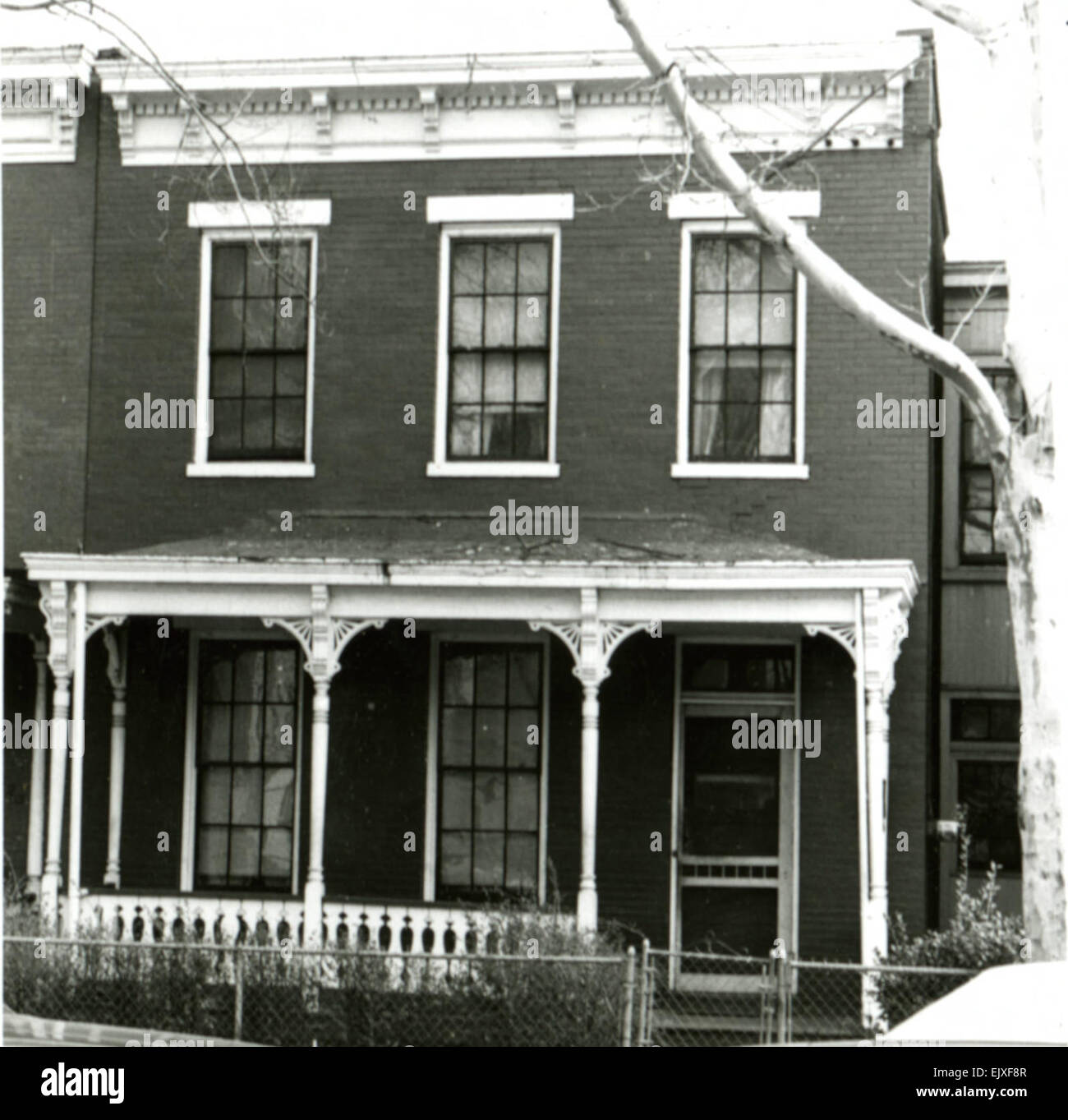 Jackson Ward in Richmond, Virginia, war Anfang des 20. Jahrhunderts ein florierendes Zentrum der afroamerikanischen Kultur und Wirtschaft. Bekannt als das „Harlem des Südens“, beherbergte es das berühmte Hippodrome Theatre, in dem Künstler wie Ella Fitzgerald und Duke Ellington auftraten, und war die Heimat von bedeutenden Kirchen wie der Sixth Mount Zion Baptist Church. Stockfoto