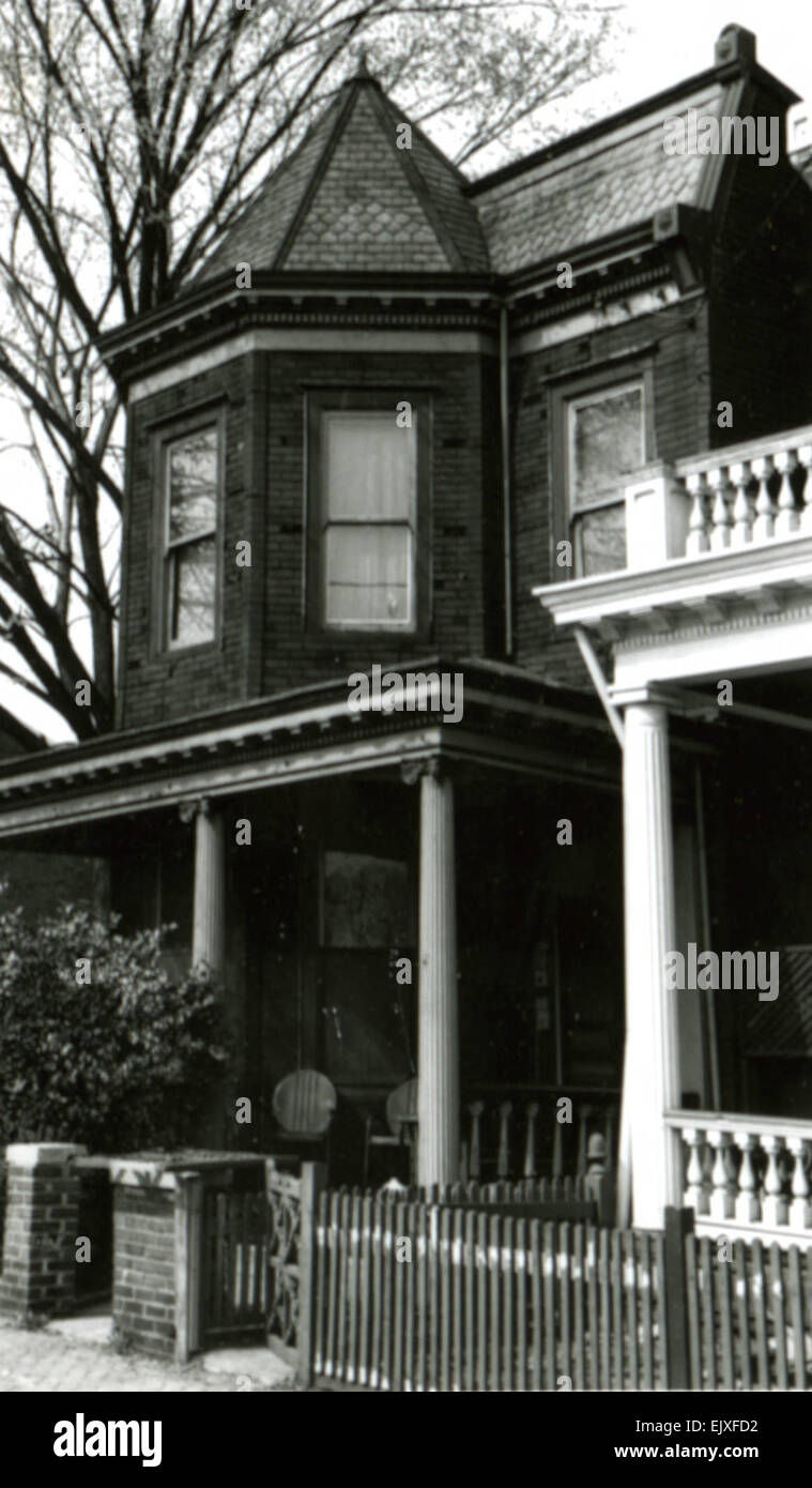 Dieser historische Bericht über Jackson Ward, Richmond, beleuchtet seine Entwicklung von einem wohlhabenden Einwandererviertel zu einem blühenden Zentrum afroamerikanischer Kultur bis 1920. In der Gegend gab es bedeutende Persönlichkeiten, Unterhaltungsstätten und kulturelle Sehenswürdigkeiten wie das Hippodrome Theatre. Stockfoto