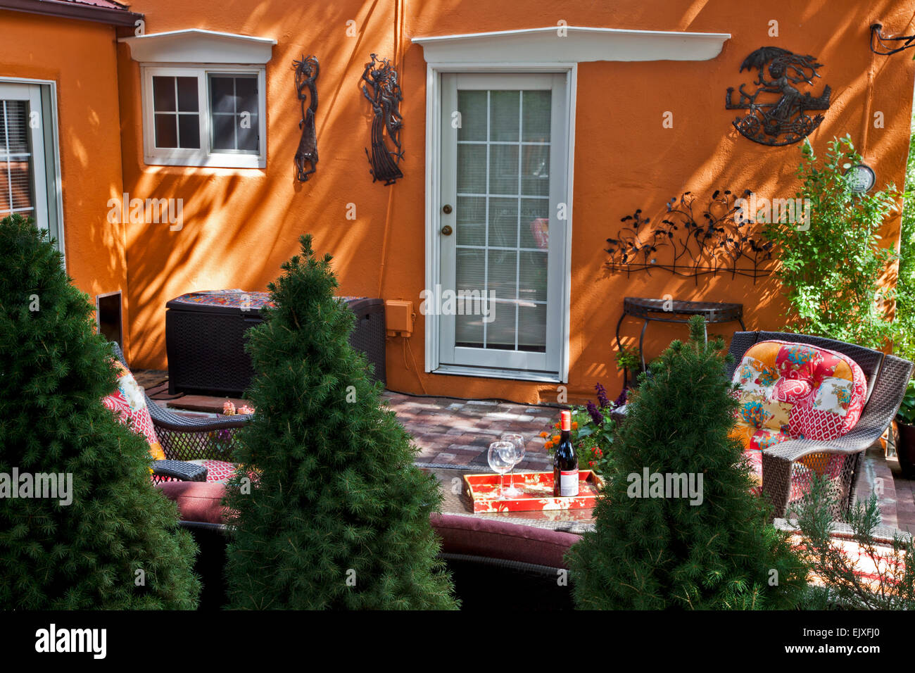 Holly Kinley wurde entworfen und hergestellt einen hübschen Hinterhof Garten mit einer orange farbigen Akzent Wand. Stockfoto