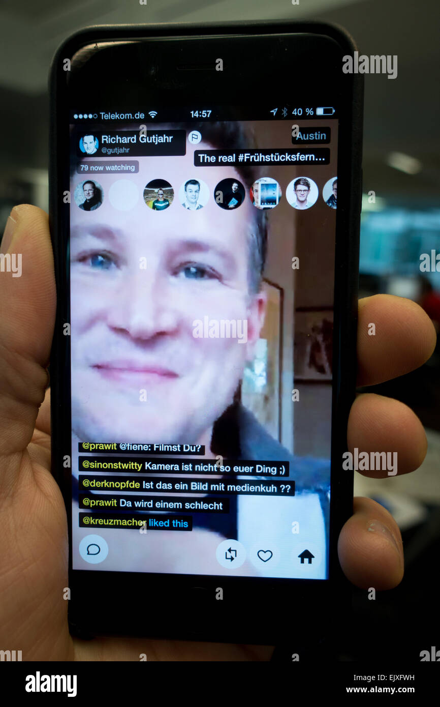 Berlin, Deutschland. 13. März 2015. ILLUSTRATION - deutsche Blogger und TV Gastgeber Richard Gutjahr mit der live-Stream-app Erdmännchen in Berlin, Deutschland, 13. März 2015. Erdmännchen ermöglicht es Benutzern, einfach einen live-Videostream auf die Kommunikations-Plattform übertragen und zur Interaktion mit anderen Useres. Foto: Kay Nietfeld/Dpa/Dpa/Alamy Live News Stockfoto