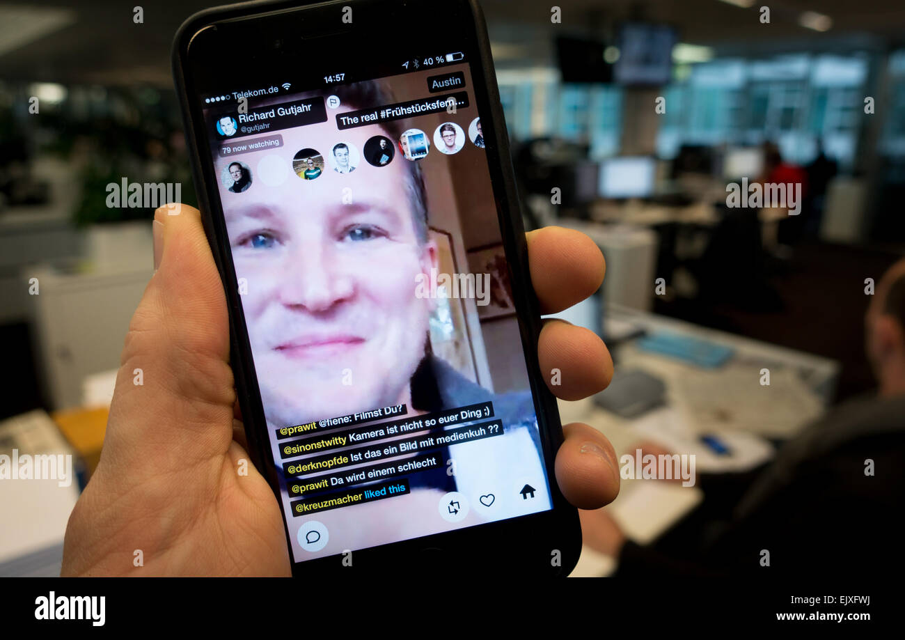 Berlin, Deutschland. 13. März 2015. ILLUSTRATION - deutsche Blogger und TV Gastgeber Richard Gutjahr mit der live-Stream-app Erdmännchen in Berlin, Deutschland, 13. März 2015. Erdmännchen ermöglicht es Benutzern, einfach einen live-Videostream auf die Kommunikations-Plattform übertragen und zur Interaktion mit anderen Useres. Foto: Kay Nietfeld/Dpa/Dpa/Alamy Live News Stockfoto