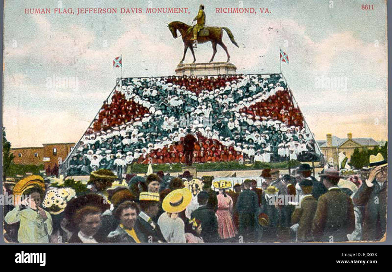 Das Bild der „Menschenflagge“ vom Jefferson Davis Monument in Richmond, Virginia, fängt einen ikonischen Moment des frühen 20. Jahrhunderts ein. Es spiegelt die sozialen und kulturellen Einstellungen der damaligen Zeit wider, wobei das Denkmal als Mittelpunkt der historischen Erzählung der Stadt dient. Stockfoto Das Bild der „Menschenflagge“ vom Jefferson Davis Monument in Richmond, Virginia, fängt einen ikonischen Moment des frühen 20. Jahrhunderts ein. Es spiegelt die sozialen und kulturellen Einstellungen der damaligen Zeit wider, wobei das Denkmal als Mittelpunkt der historischen Erzählung der Stadt dient. Stockfoto