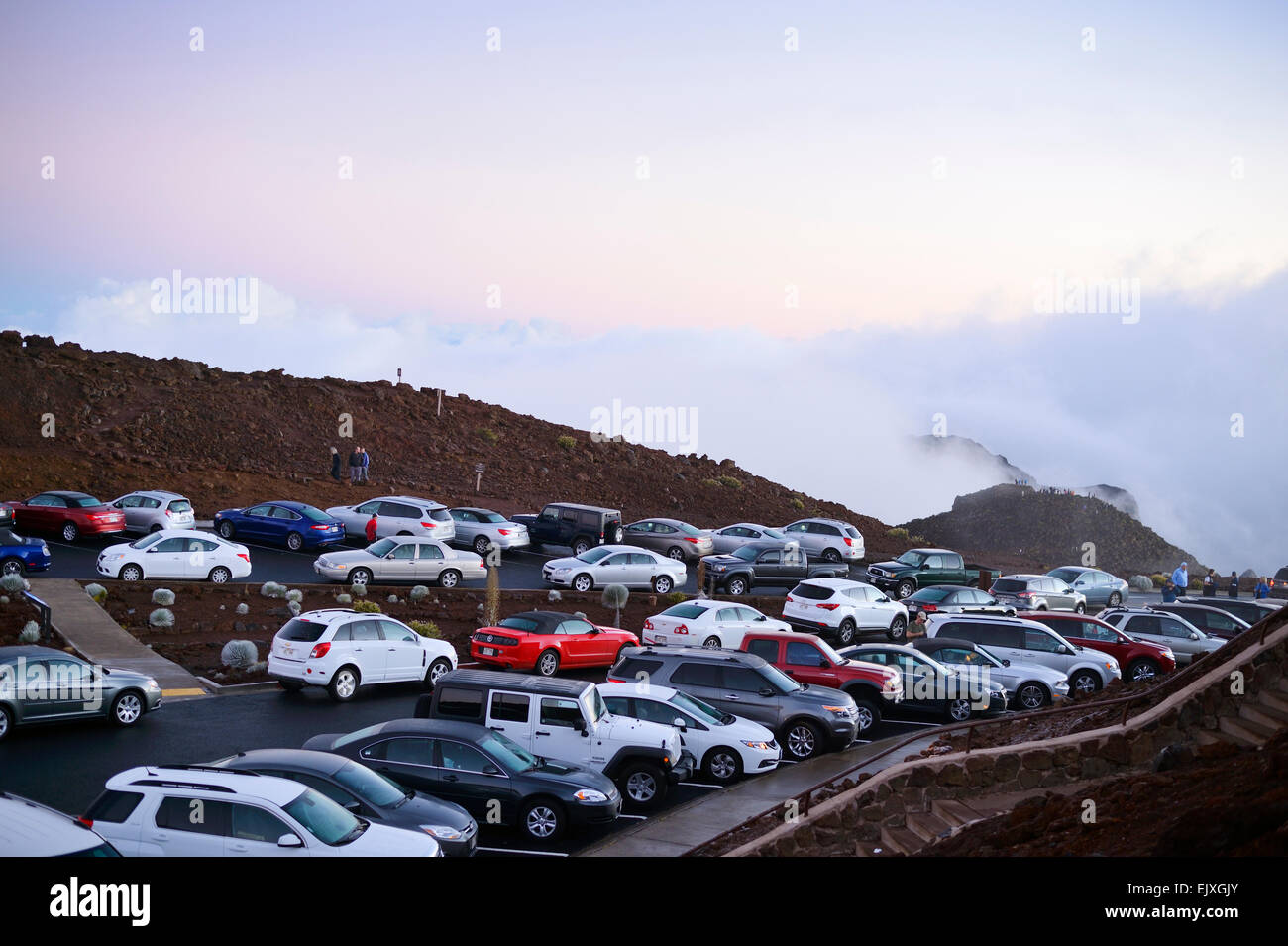 USA, Hawaii, Maui, Haleakala, überfüllten Parkplatz auf Berggipfel in den Morgen Stockfoto