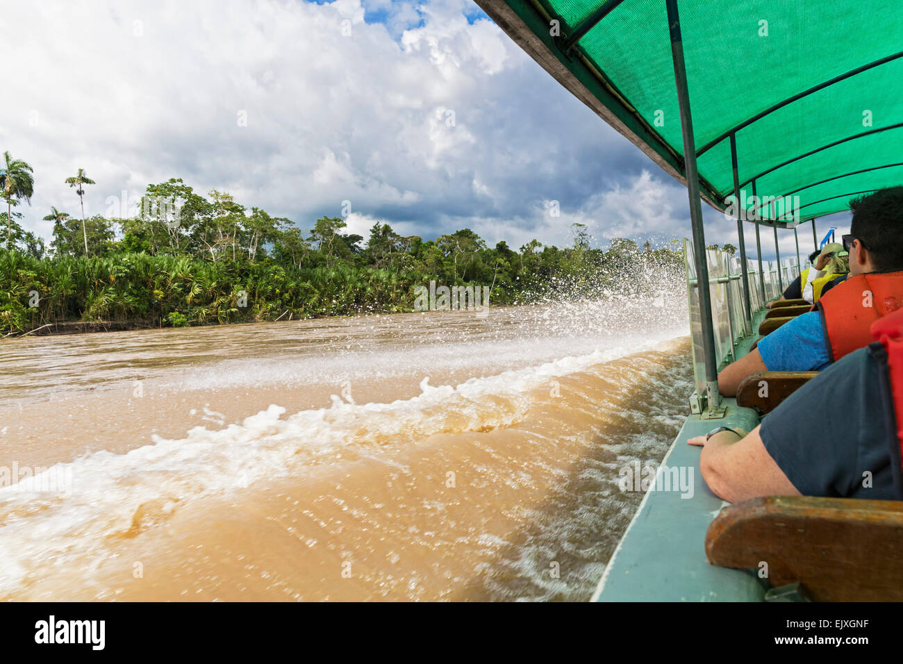 Ecuador, Amazonasbecken, Touristen in Langschiff am Rio Napo Stockfoto