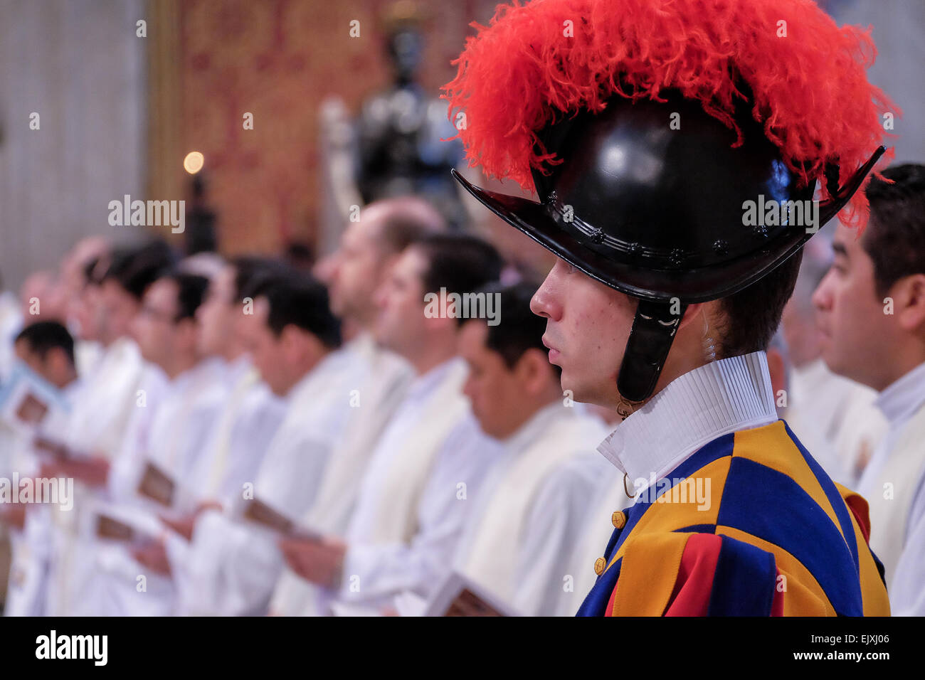 Vatikan-Stadt. 2. April 2015. Heiliger Vater, Chrisam-Messe 2015 - Schweizer Garde Credit: Wirklich einfach Star/Alamy Live-Nachrichten Stockfoto