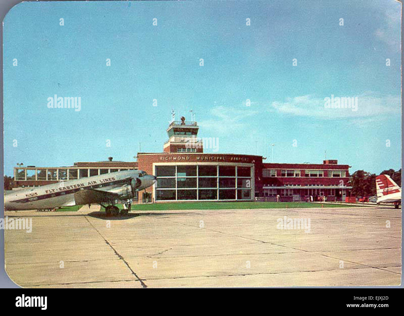 Die Sammlung von über 600 Vintage-Postkarten aus Richmond, Virginia, bietet einen historischen Einblick in die Architektur und kulturelle Landschaft der Stadt. Viele auf diesen Postkarten dargestellte Gebäude existieren nicht mehr, was einen Einblick in die urbanen Veränderungen und die Sozialgeschichte dieser Zeit ermöglicht. Stockfoto