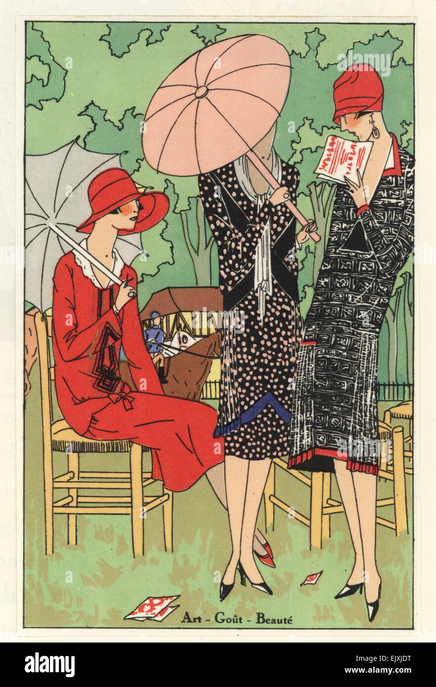 Frauen am Nachmittag Kleider an einem Pferderennen mit Sonnenschirmen, 1926. Stockfoto