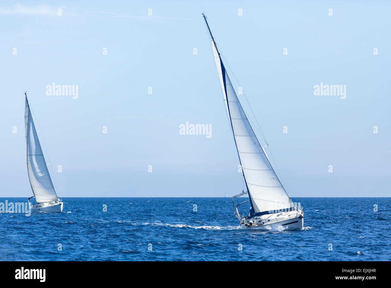 Segel-Regatta. Kreuzfahrt auf dem Mittelmeer. Luxus-Lifestyle. Stockfoto